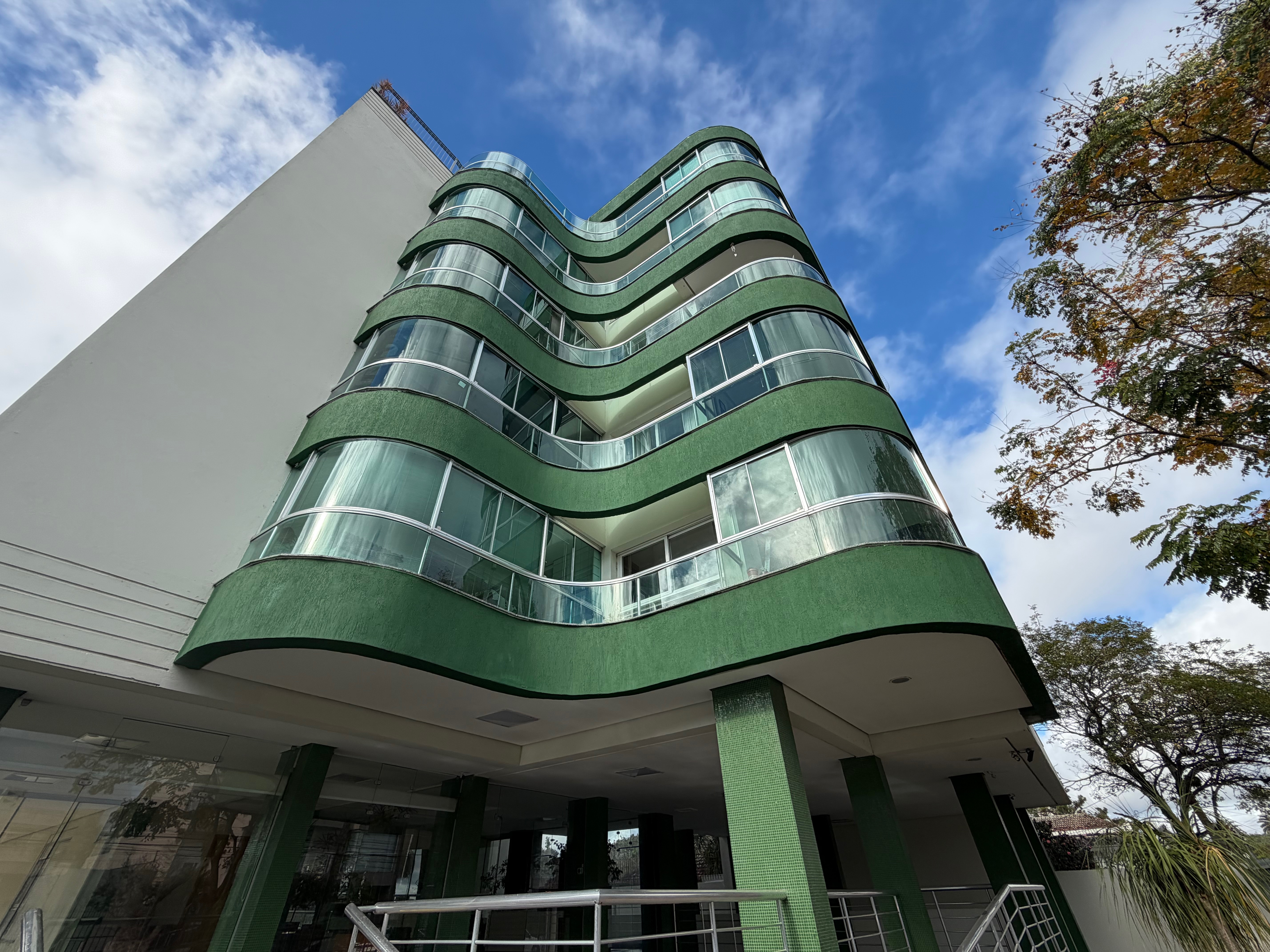 Apartamento à venda no Edifício Massara, Centro - 97 m², 2 quartos (sendo 1 suíte), lareira, ampla sacada com churrasqueira e vaga coberta. - 28