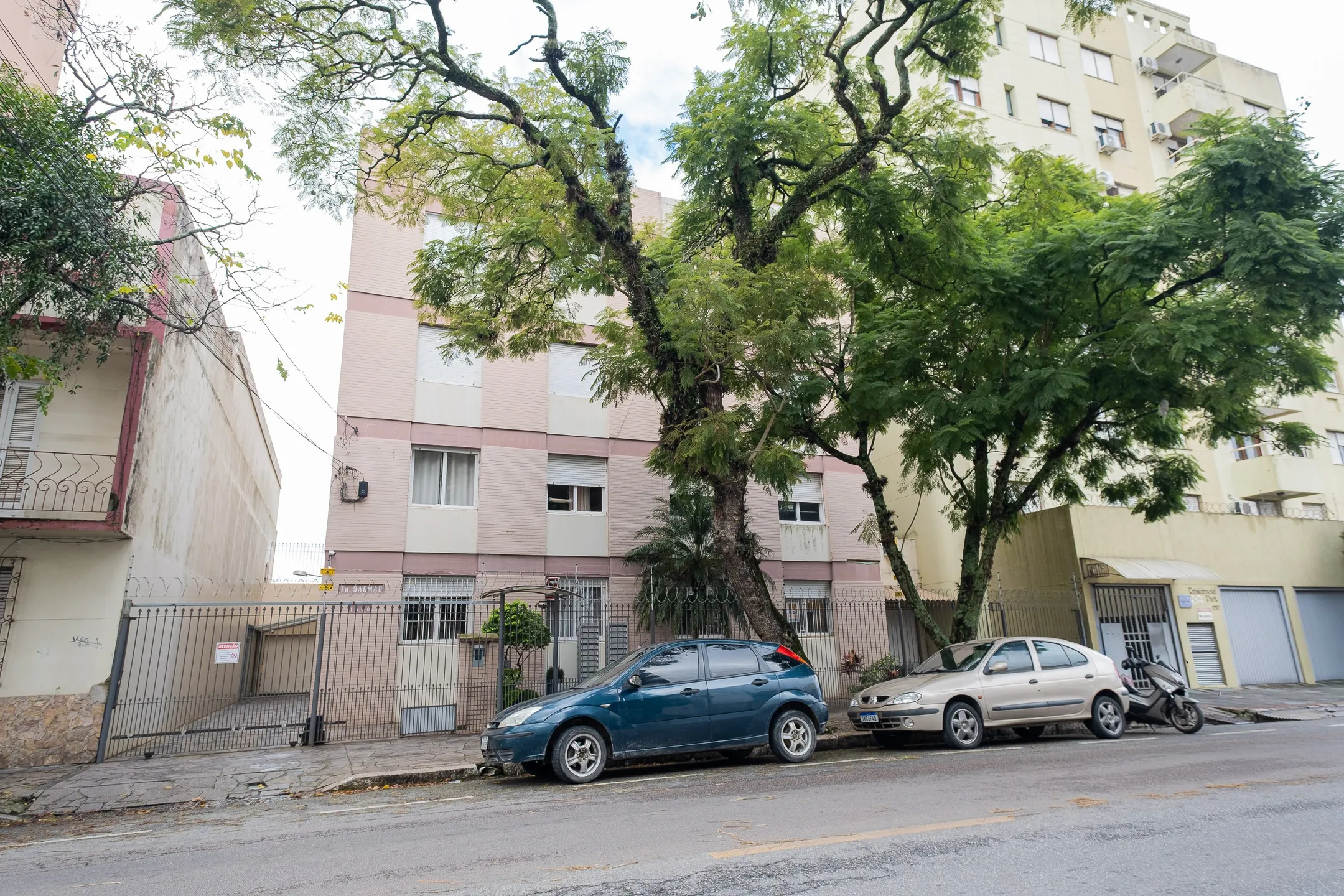 Apartamento à venda no Edifício Dagmar, Centro - 94 m², 4 quartos (sendo 1 suíte), cozinha com armários e vaga coberta. - 16