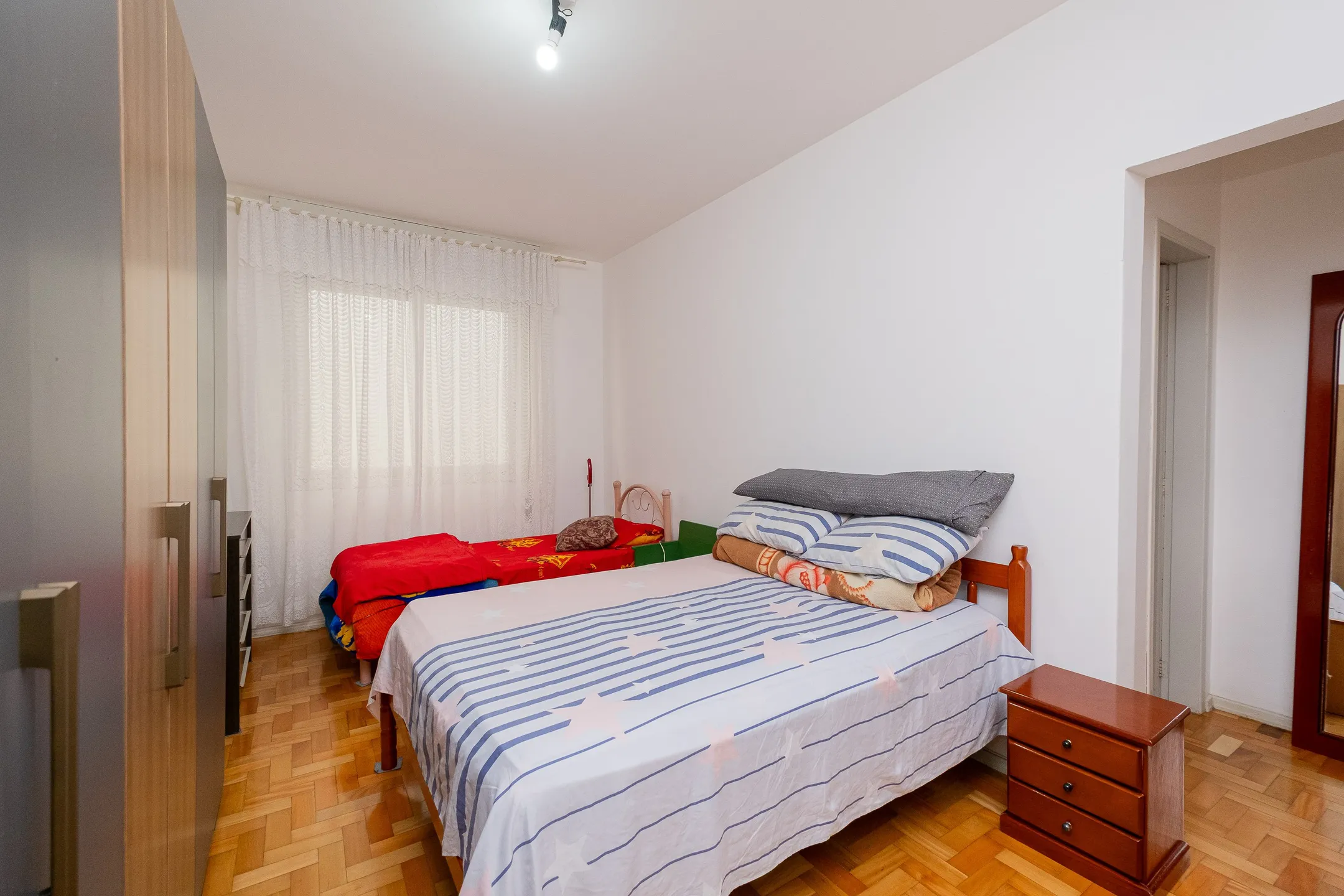 Apartamento à venda no Edifício Dagmar, Centro - 94 m², 4 quartos (sendo 1 suíte), cozinha com armários e vaga coberta. - 8