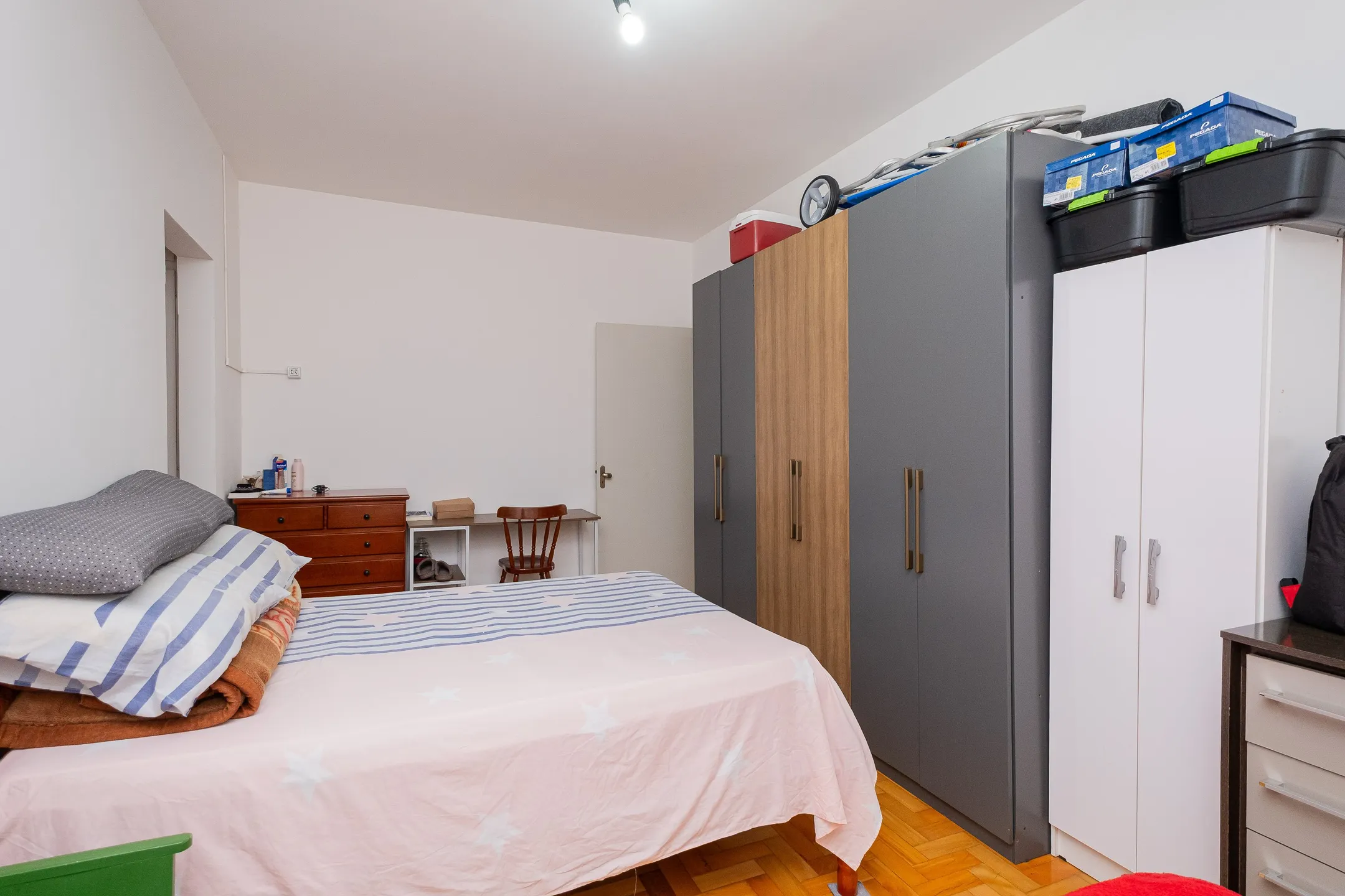 Apartamento à venda no Edifício Dagmar, Centro - 94 m², 4 quartos (sendo 1 suíte), cozinha com armários e vaga coberta. - 9