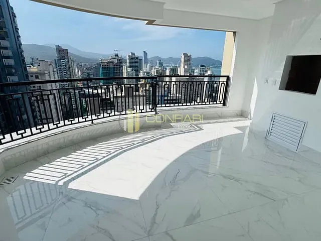 Apartamento com 255m² 4 quartos e 4 banheiros, à venda, no bairro Meia Praia em Itapema
