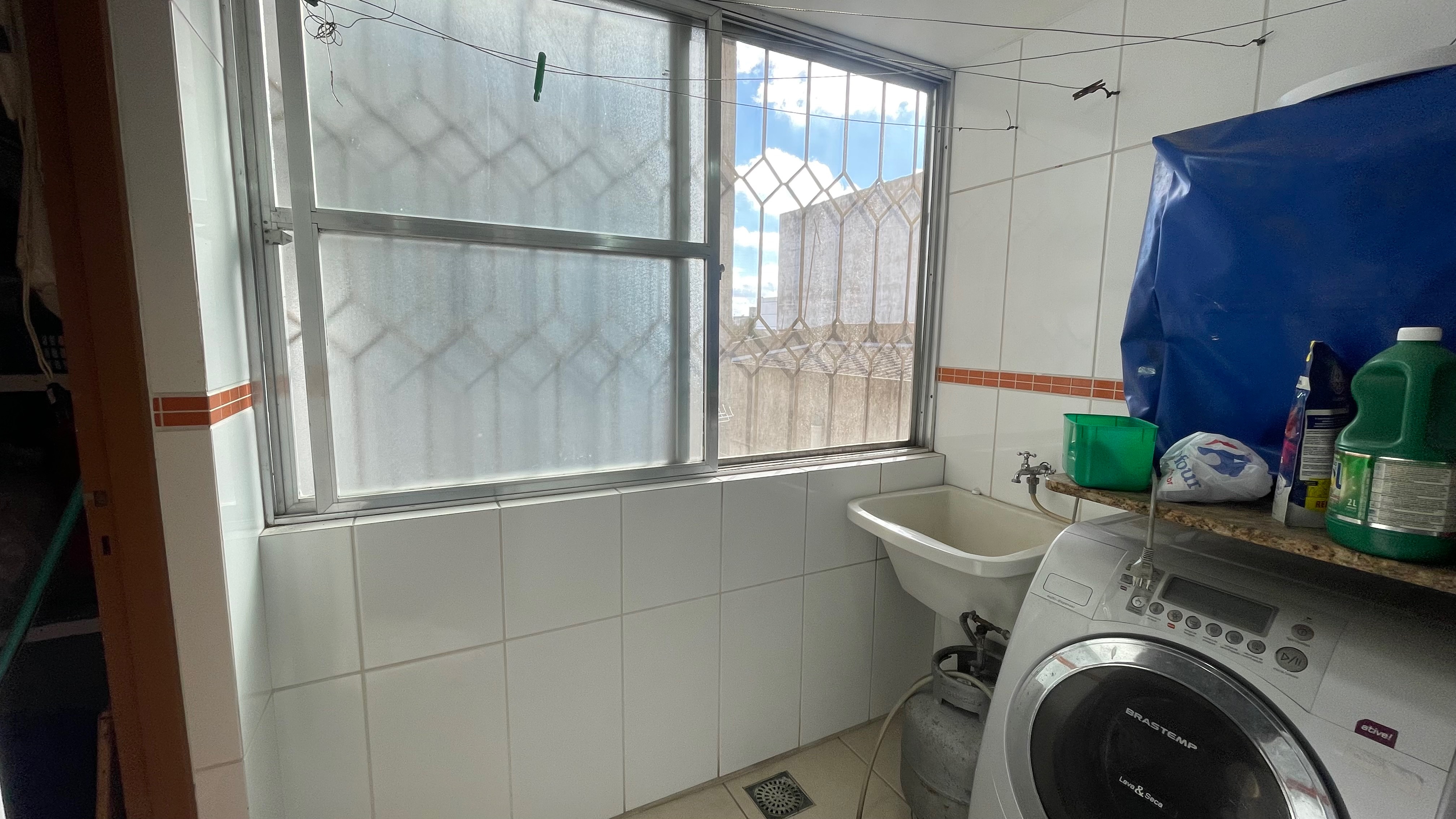 Apartamento à venda no Edifício Dona Antônia, Centro - 84 m², 2 quartos, cozinha com armários e sacada. - 10