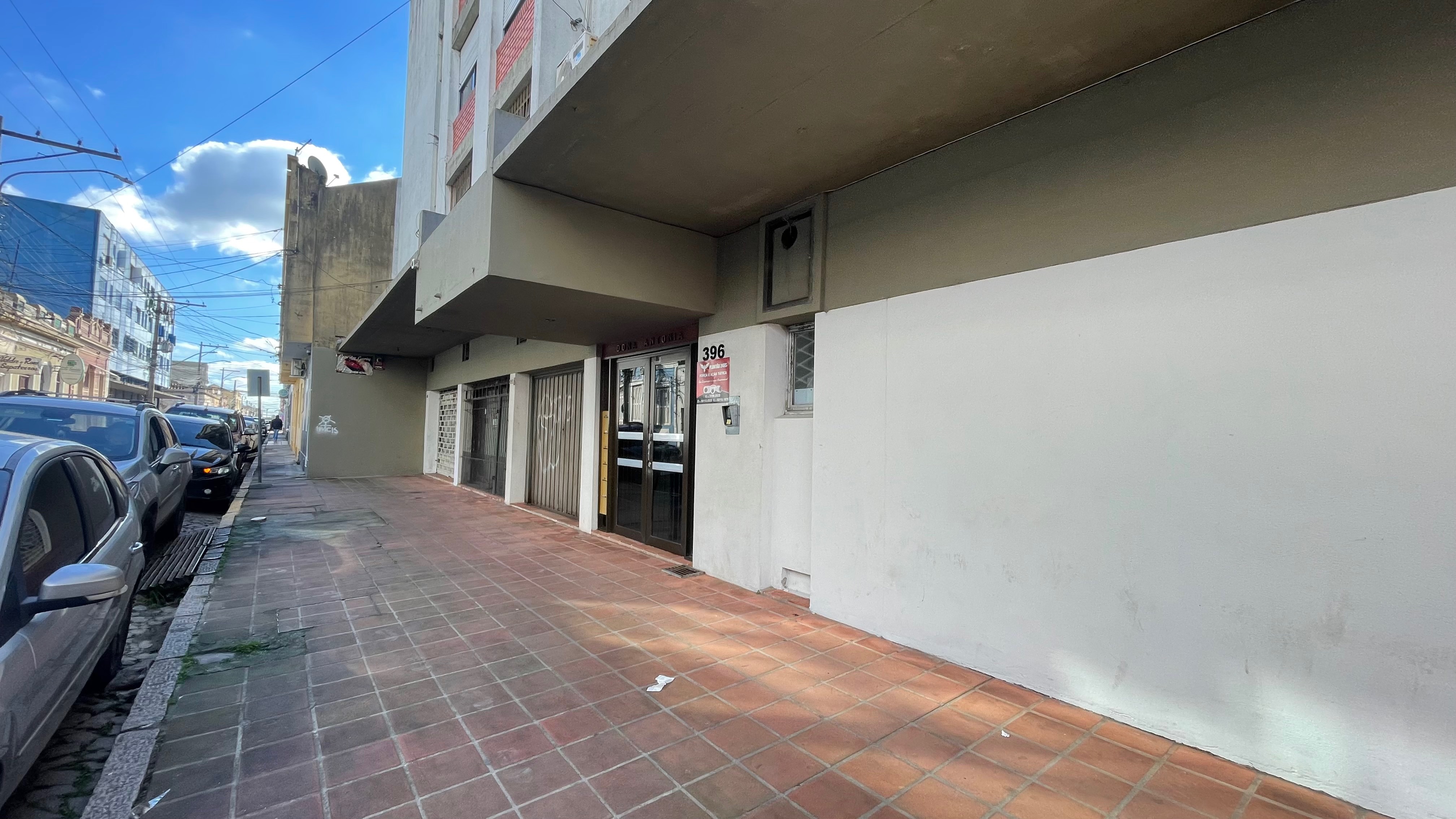 Apartamento à venda no Edifício Dona Antônia, Centro - 84 m², 2 quartos, cozinha com armários e sacada. - 11
