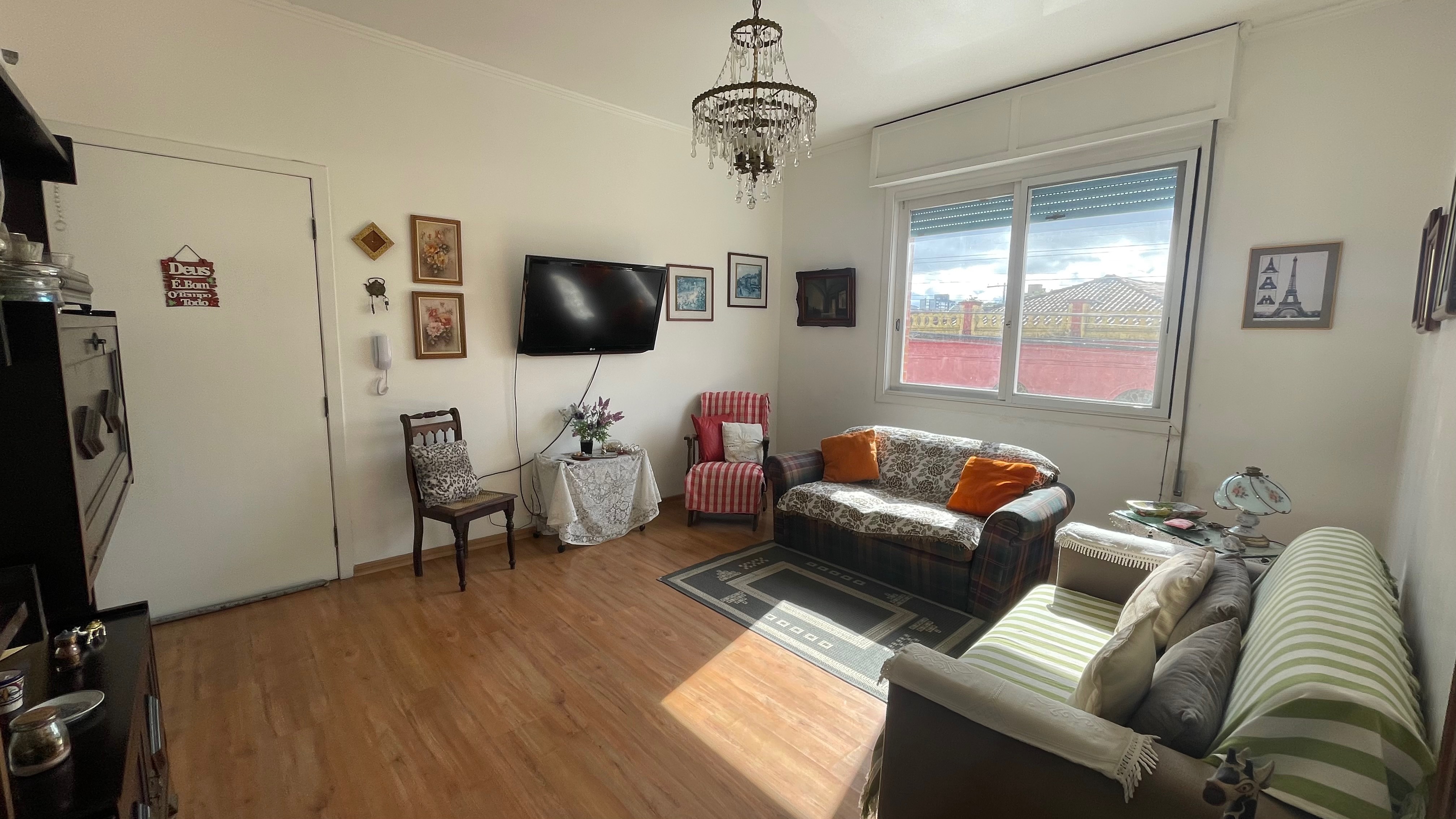 Apartamento à venda no centro de Pelotas - 74 m², 2 quartos, piso laminado e face norte que garante excelente iluminação natural.