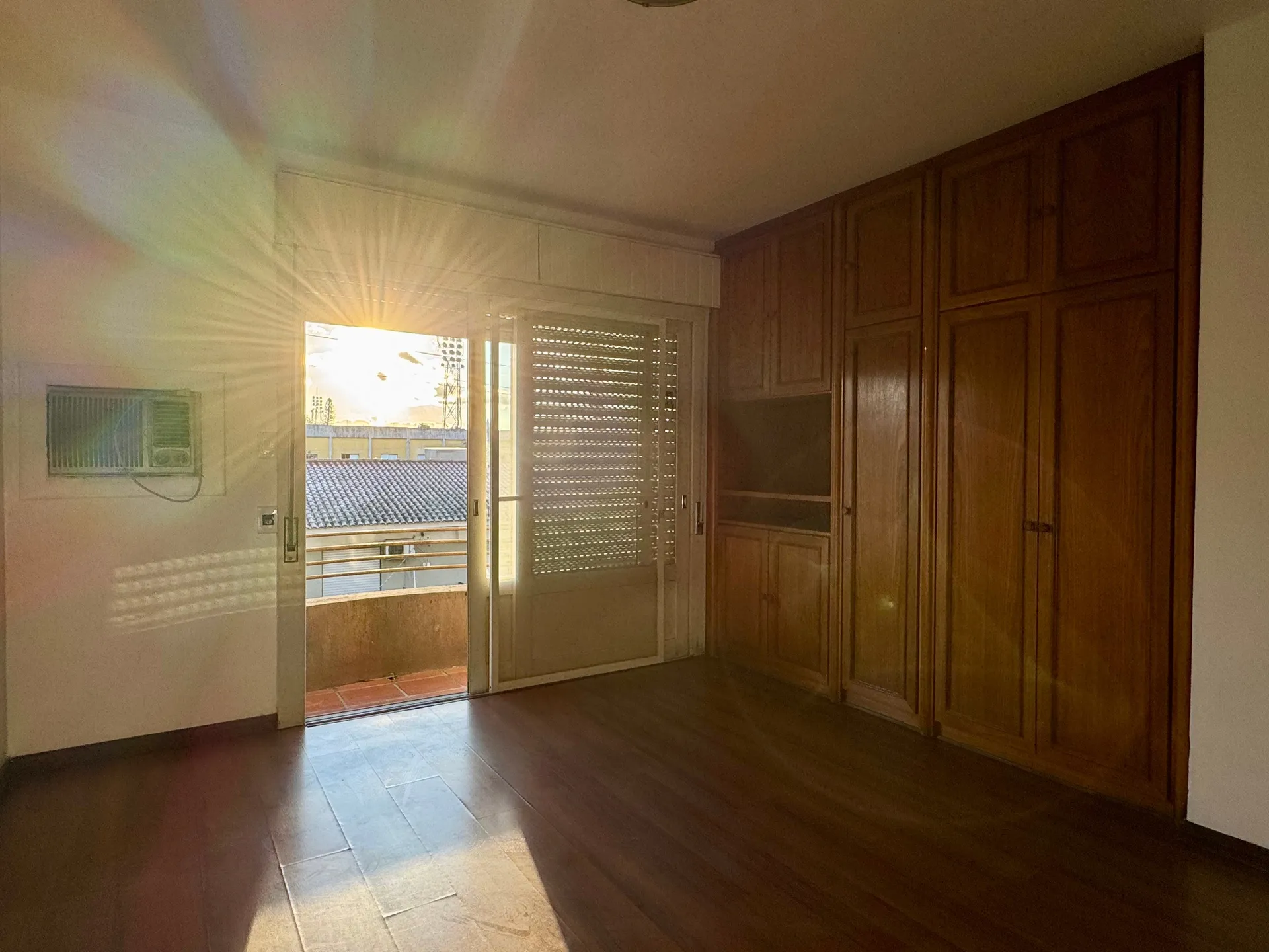 Apartamento à venda no centro de Pelotas - 115 m², 2 quartos (sendo 1 suíte com hidro), amplo e iluminado com lareira e 2 sacadas. - 16