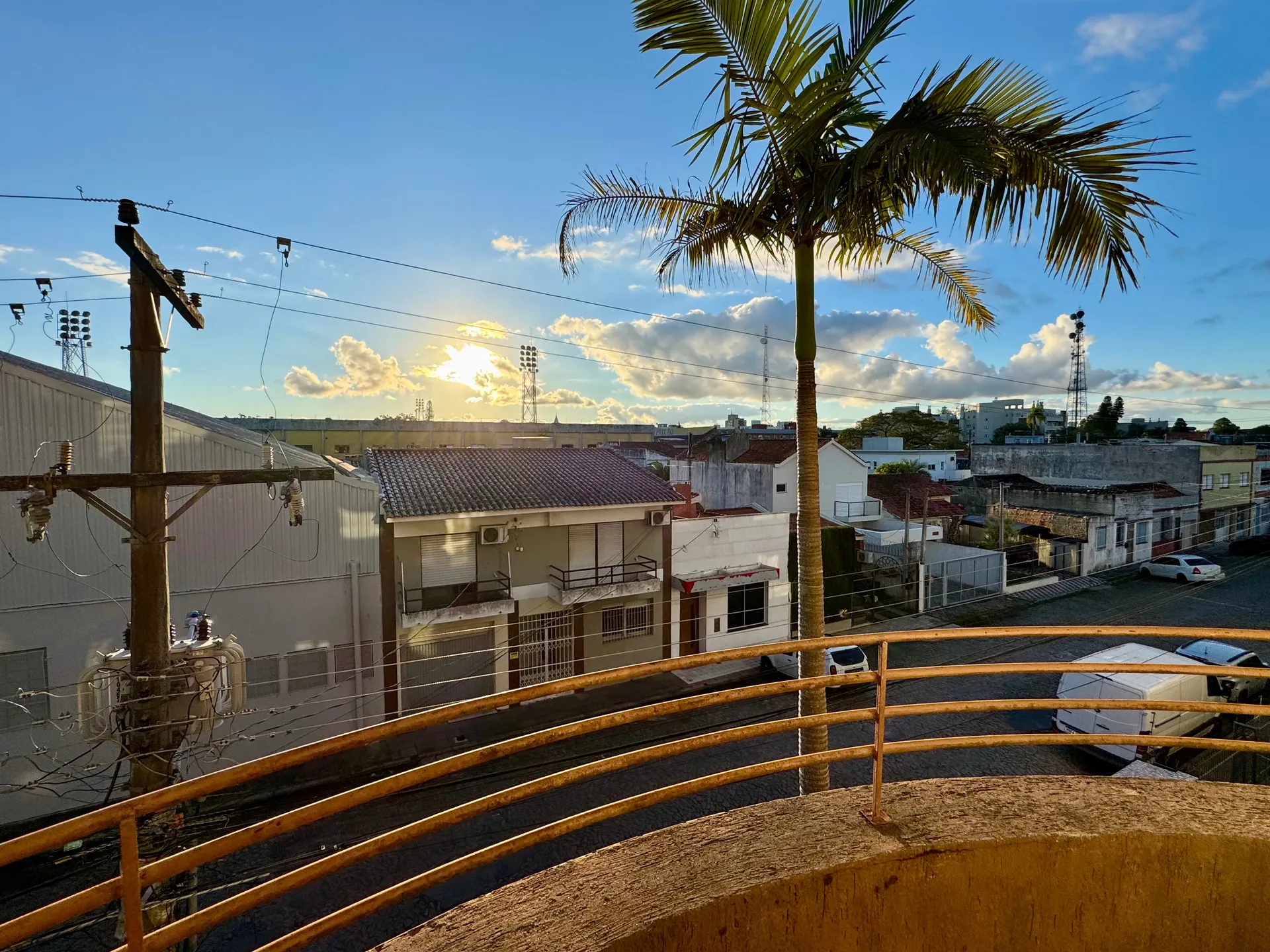 Apartamento à venda no centro de Pelotas - 115 m², 2 quartos (sendo 1 suíte com hidro), amplo e iluminado com lareira e 2 sacadas. - 17