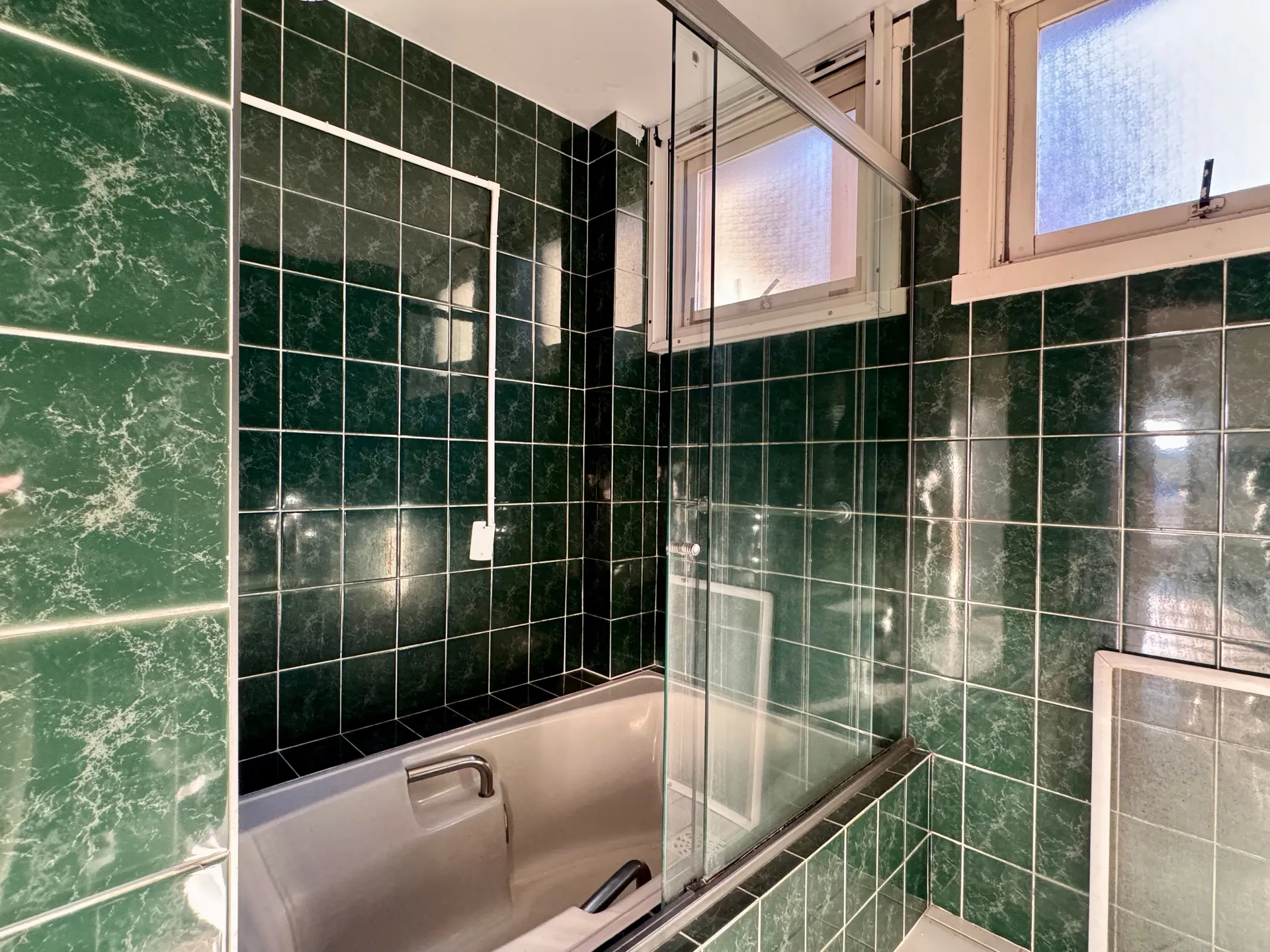 Apartamento à venda no centro de Pelotas - 115 m², 2 quartos (sendo 1 suíte com hidro), amplo e iluminado com lareira e 2 sacadas. - 21