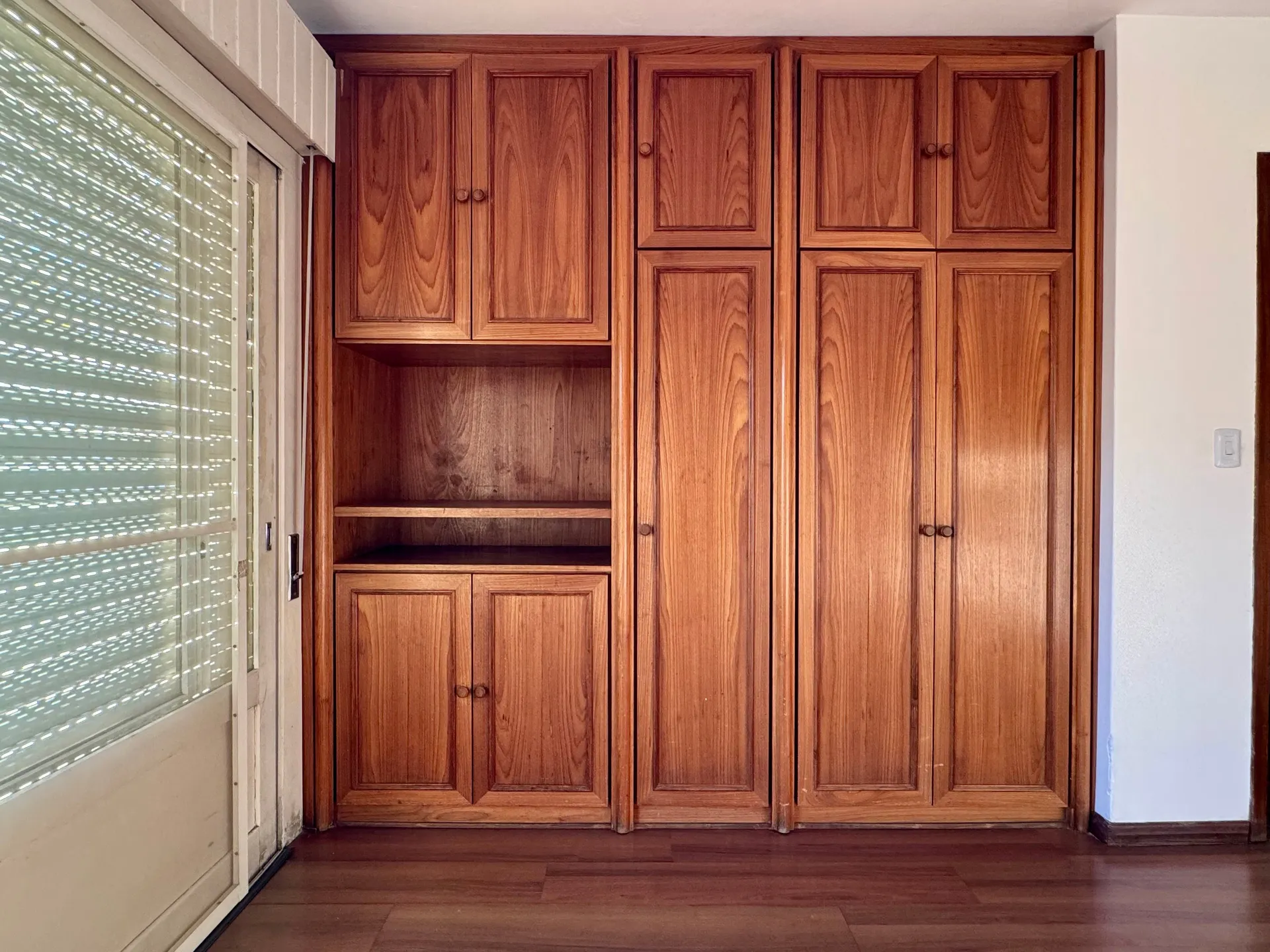 Apartamento à venda no centro de Pelotas - 115 m², 2 quartos (sendo 1 suíte com hidro), amplo e iluminado com lareira e 2 sacadas. - 18