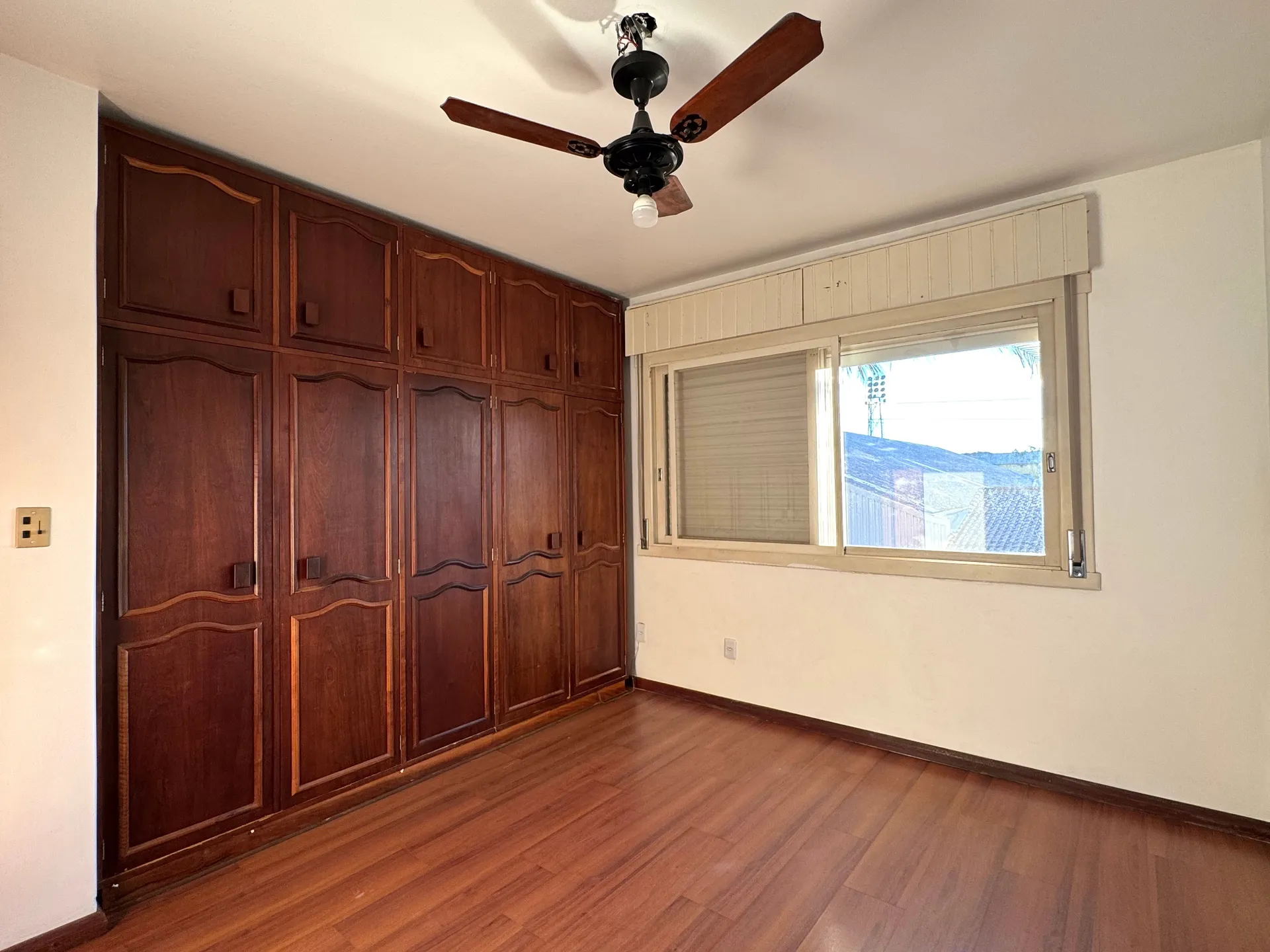 Apartamento à venda no centro de Pelotas - 115 m², 2 quartos (sendo 1 suíte com hidro), amplo e iluminado com lareira e 2 sacadas. - 14