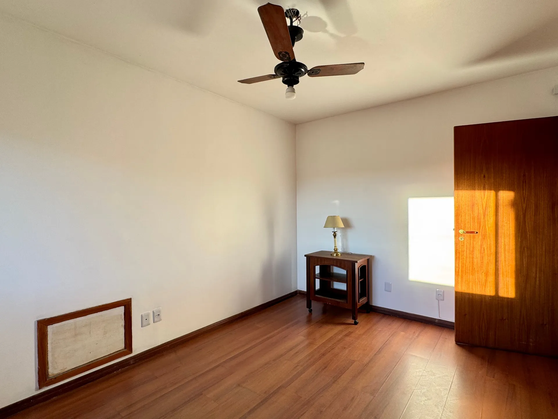 Apartamento à venda no centro de Pelotas - 115 m², 2 quartos (sendo 1 suíte com hidro), amplo e iluminado com lareira e 2 sacadas. - 15