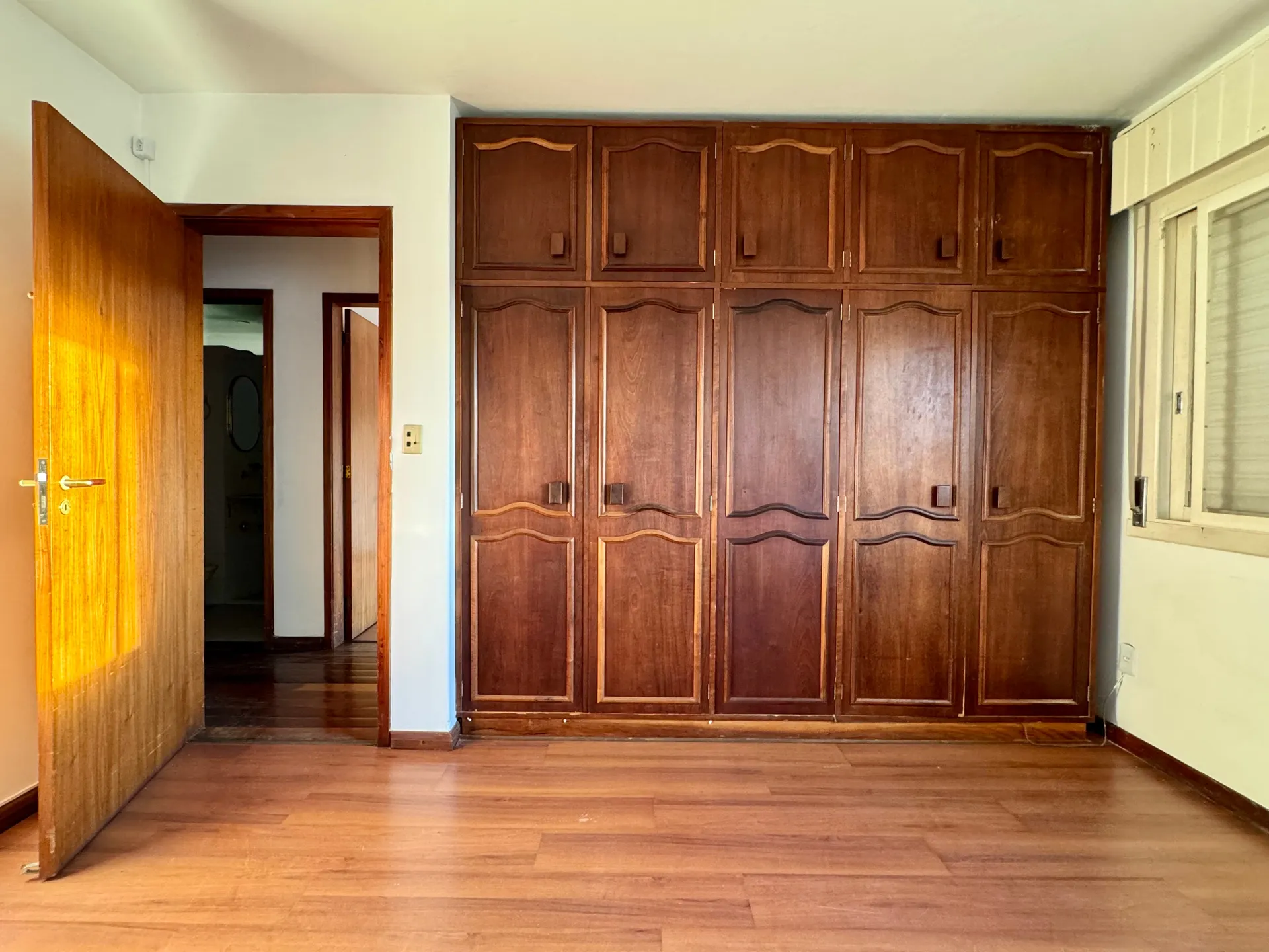 Apartamento à venda no centro de Pelotas - 115 m², 2 quartos (sendo 1 suíte com hidro), amplo e iluminado com lareira e 2 sacadas. - 13