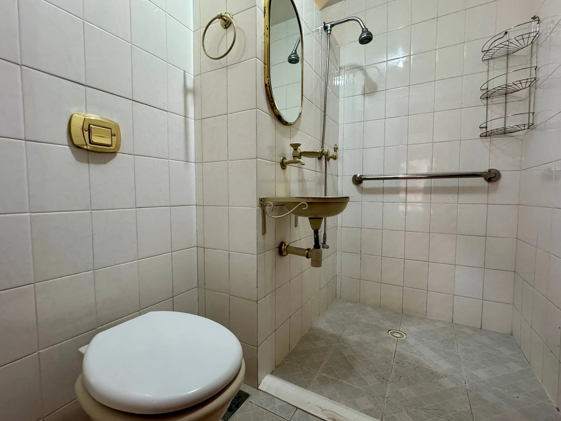 Apartamento à venda no centro de Pelotas - 115 m², 2 quartos (sendo 1 suíte com hidro), amplo e iluminado com lareira e 2 sacadas. - 12