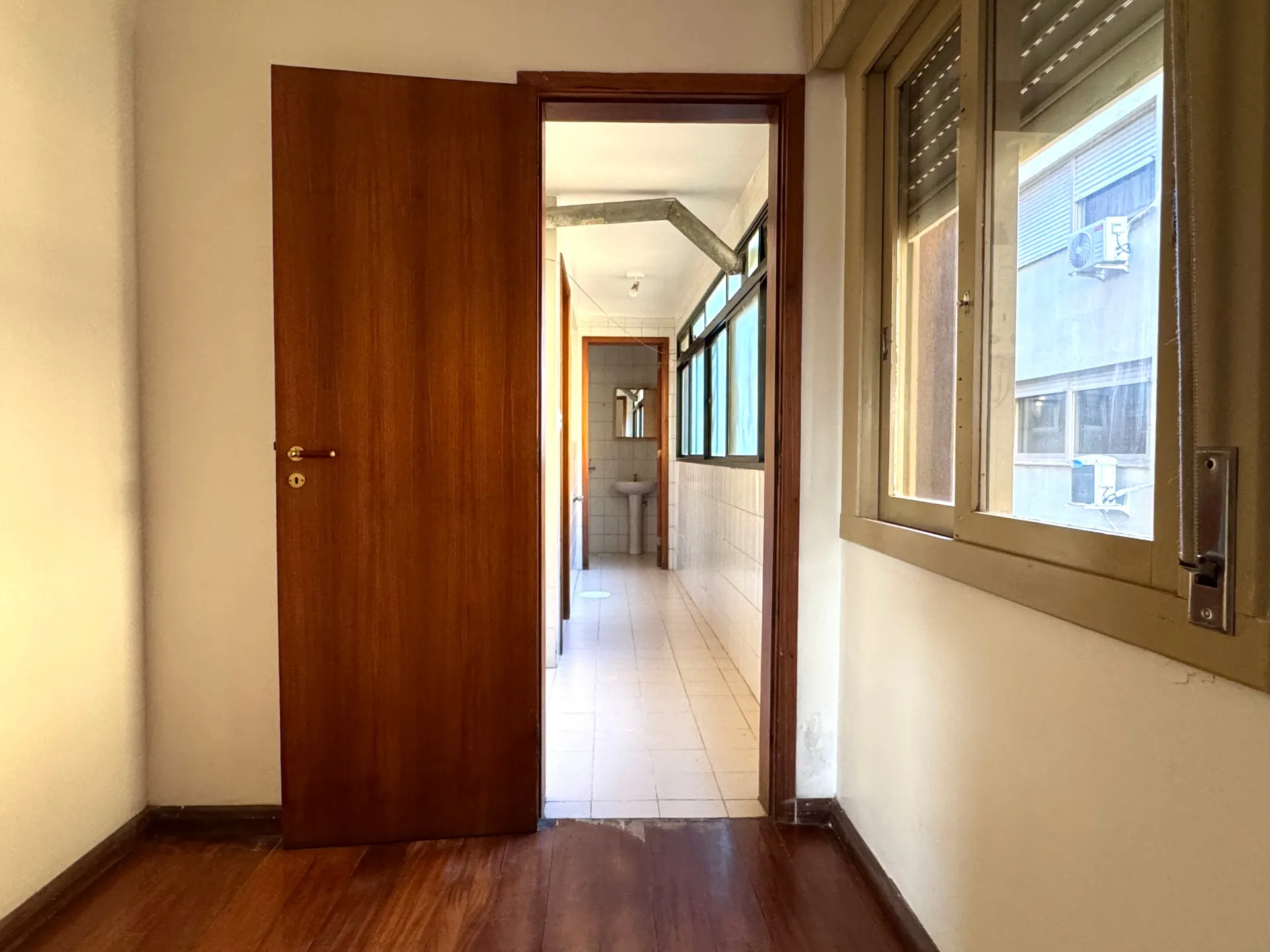 Apartamento à venda no centro de Pelotas - 115 m², 2 quartos (sendo 1 suíte com hidro), amplo e iluminado com lareira e 2 sacadas. - 22