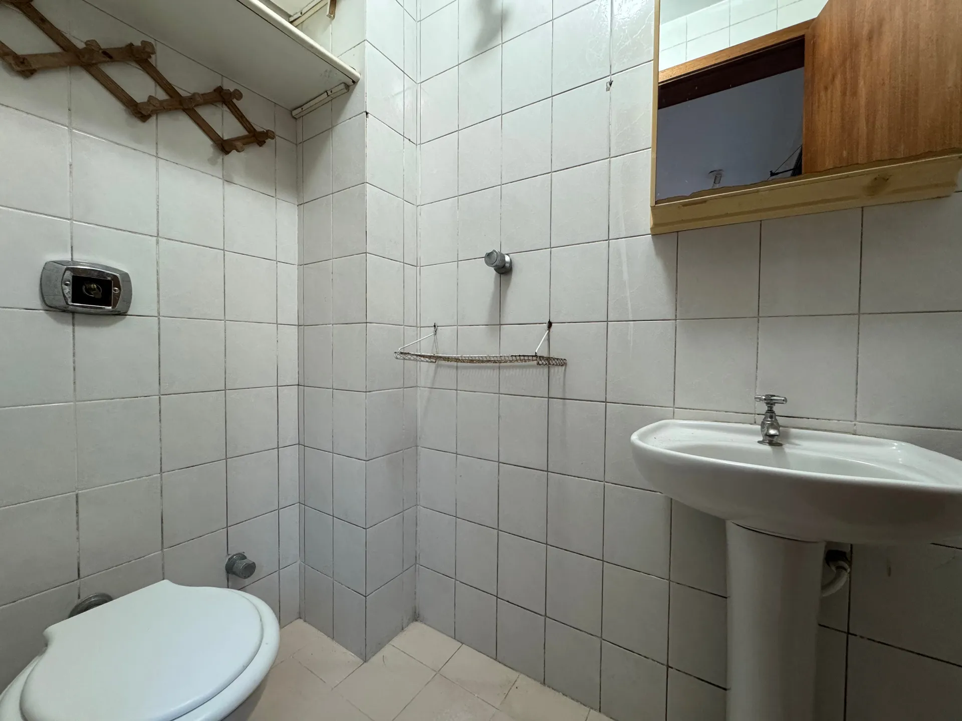 Apartamento à venda no centro de Pelotas - 115 m², 2 quartos (sendo 1 suíte com hidro), amplo e iluminado com lareira e 2 sacadas. - 24