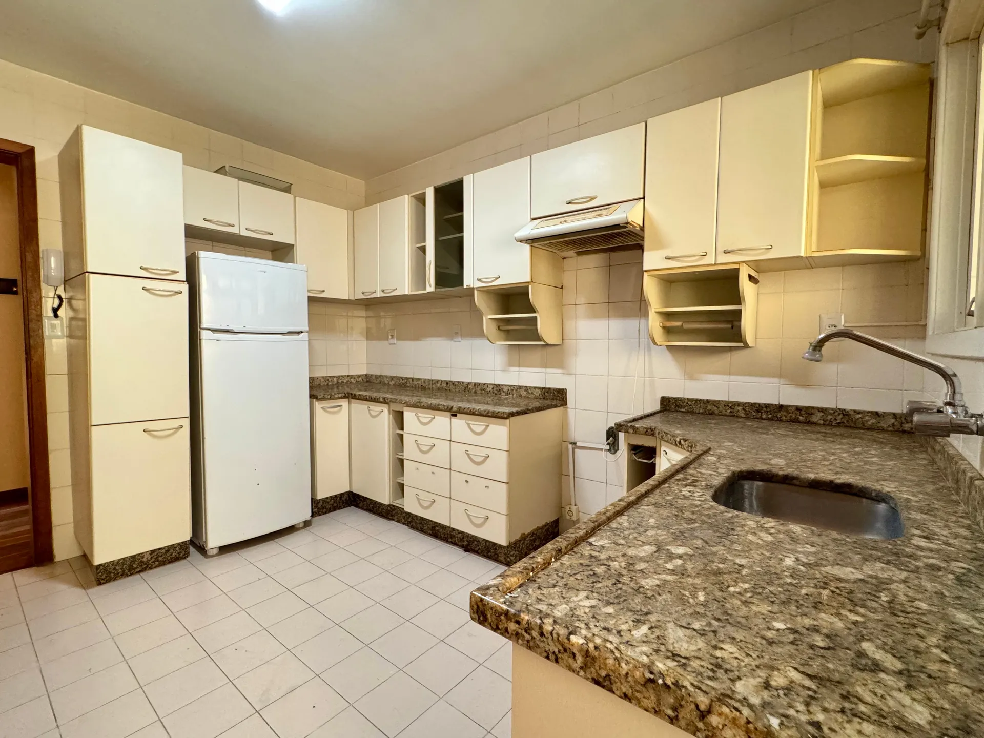 Apartamento à venda no centro de Pelotas - 115 m², 2 quartos (sendo 1 suíte com hidro), amplo e iluminado com lareira e 2 sacadas. - 6