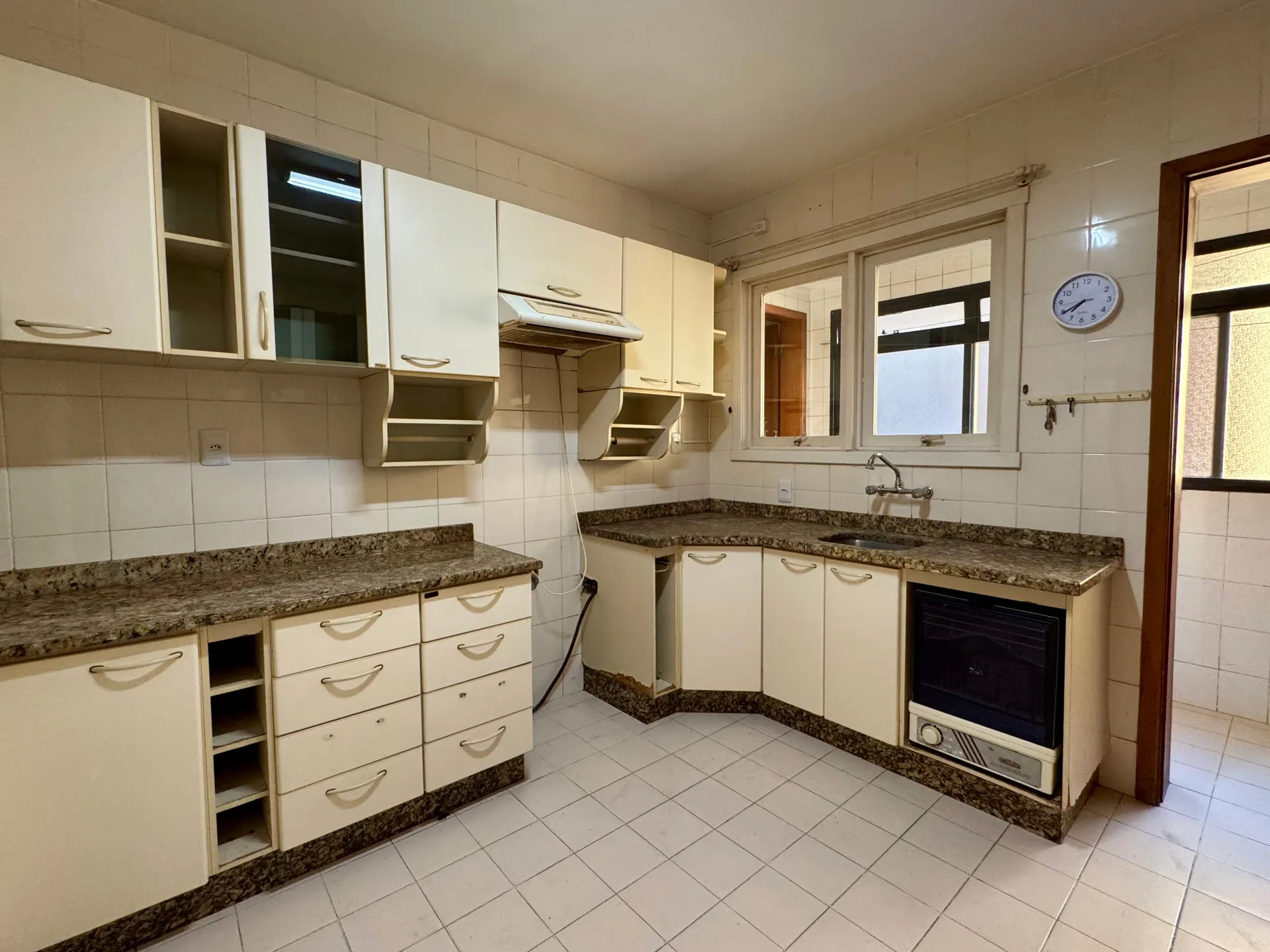 Apartamento à venda no centro de Pelotas - 115 m², 2 quartos (sendo 1 suíte com hidro), amplo e iluminado com lareira e 2 sacadas. - 9