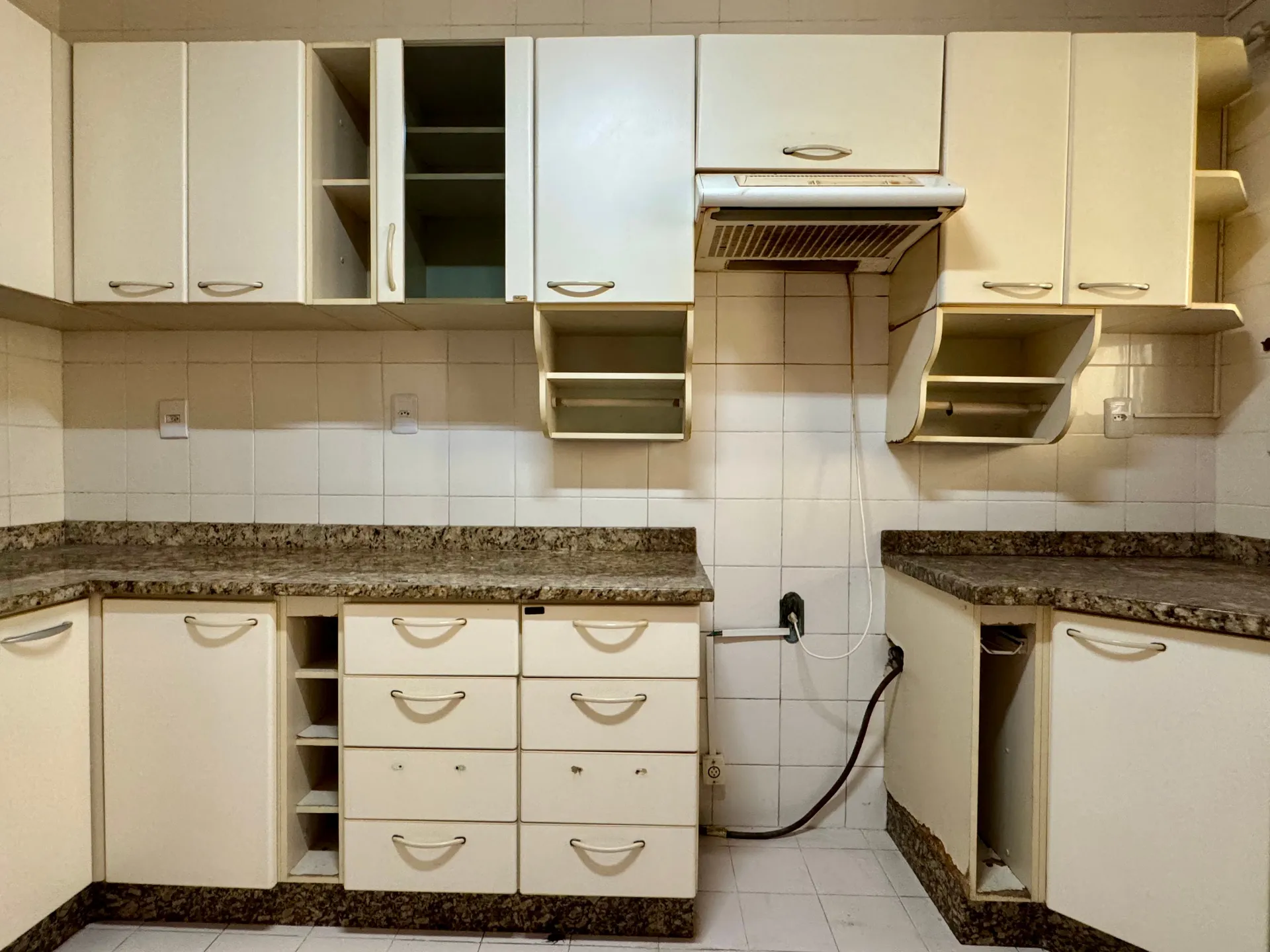 Apartamento à venda no centro de Pelotas - 115 m², 2 quartos (sendo 1 suíte com hidro), amplo e iluminado com lareira e 2 sacadas. - 8