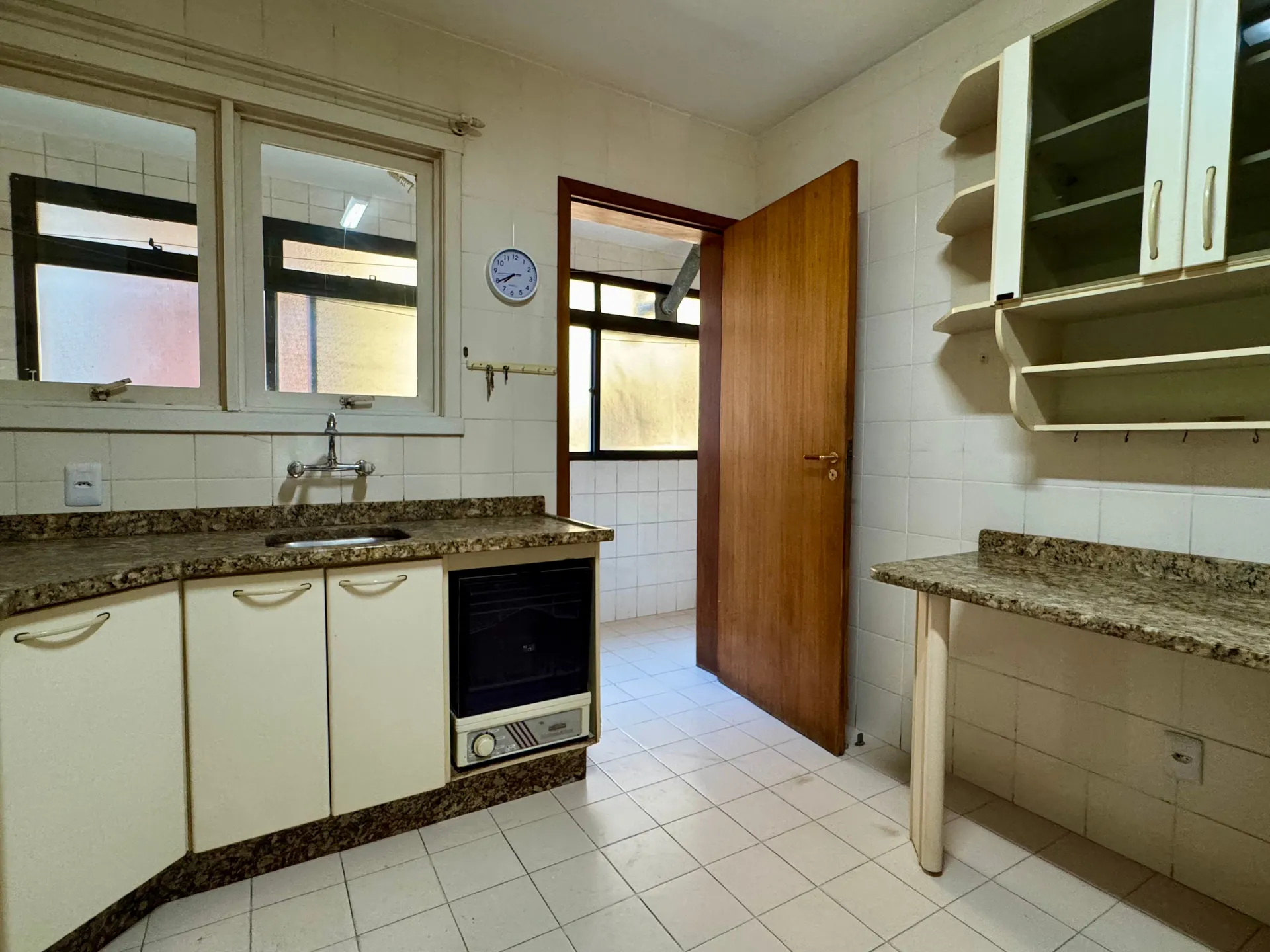 Apartamento à venda no centro de Pelotas - 115 m², 2 quartos (sendo 1 suíte com hidro), amplo e iluminado com lareira e 2 sacadas. - 10