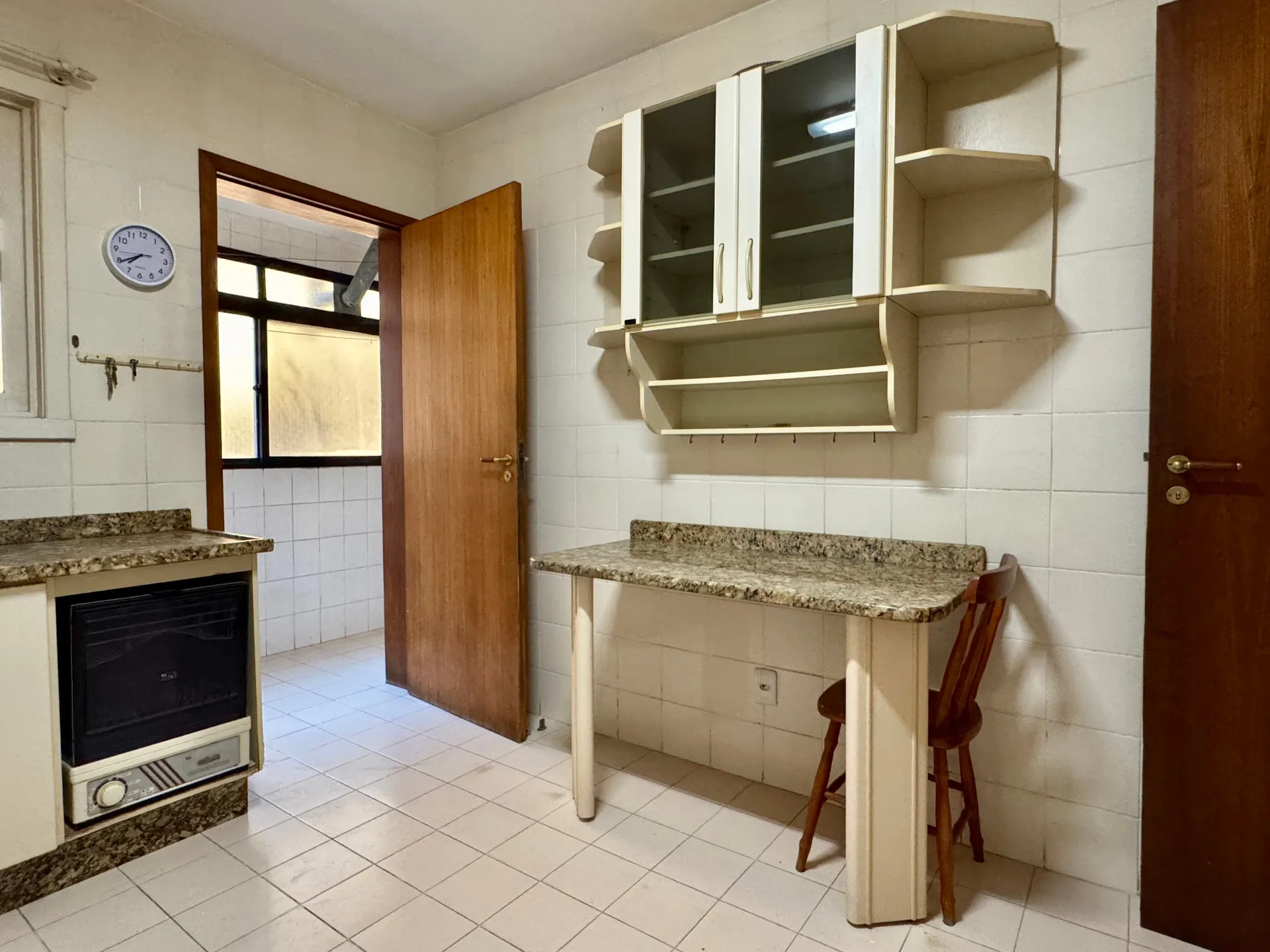 Apartamento à venda no centro de Pelotas - 115 m², 2 quartos (sendo 1 suíte com hidro), amplo e iluminado com lareira e 2 sacadas. - 11