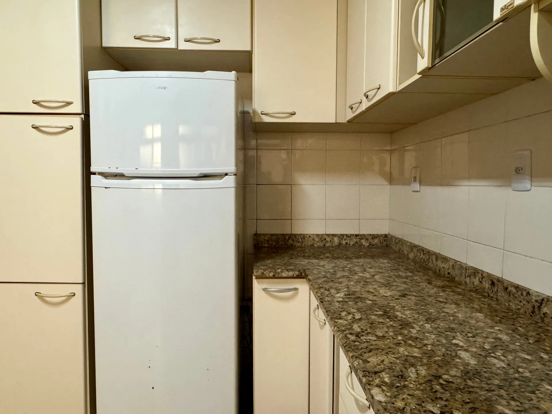 Apartamento à venda no centro de Pelotas - 115 m², 2 quartos (sendo 1 suíte com hidro), amplo e iluminado com lareira e 2 sacadas. - 7