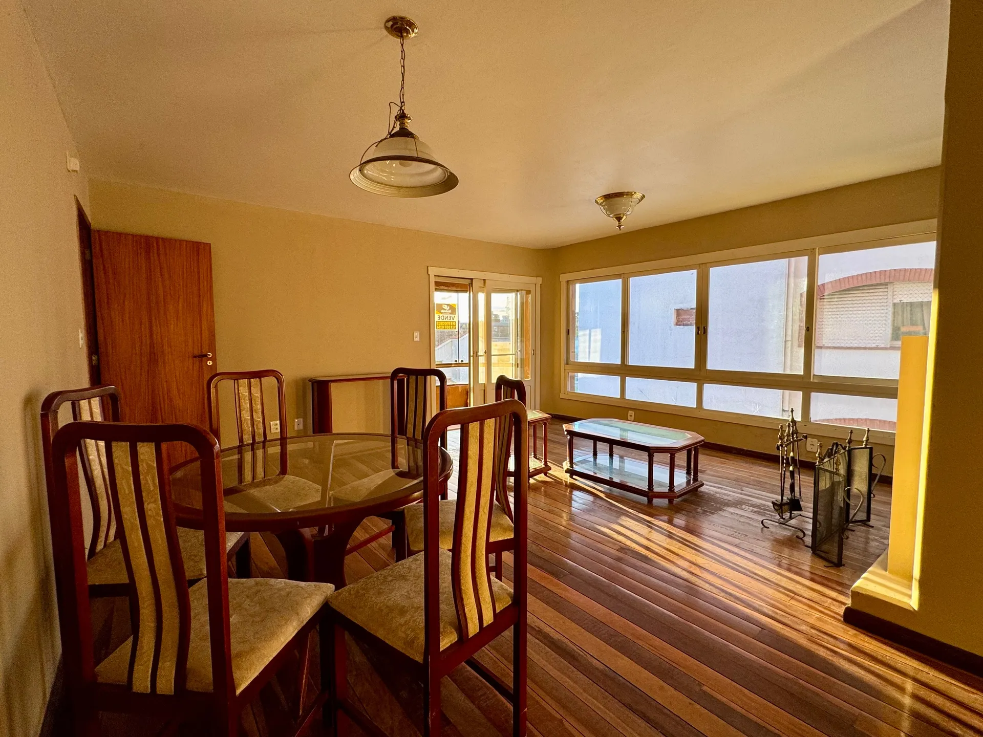 Apartamento à venda no centro de Pelotas - 115 m², 2 quartos (sendo 1 suíte com hidro), amplo e iluminado com lareira e 2 sacadas.