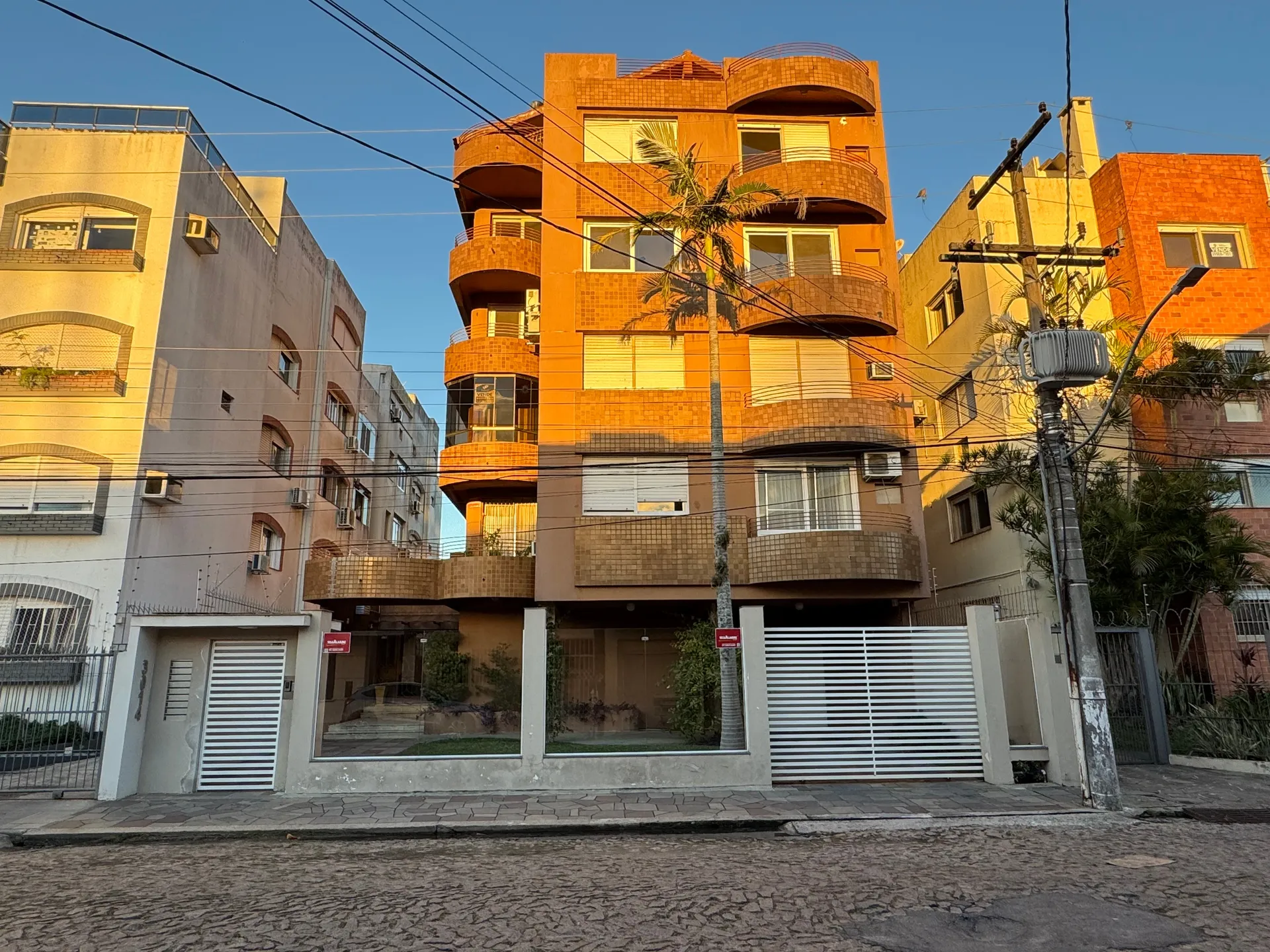 Apartamento à venda no centro de Pelotas - 115 m², 2 quartos (sendo 1 suíte com hidro), amplo e iluminado com lareira e 2 sacadas. - 26
