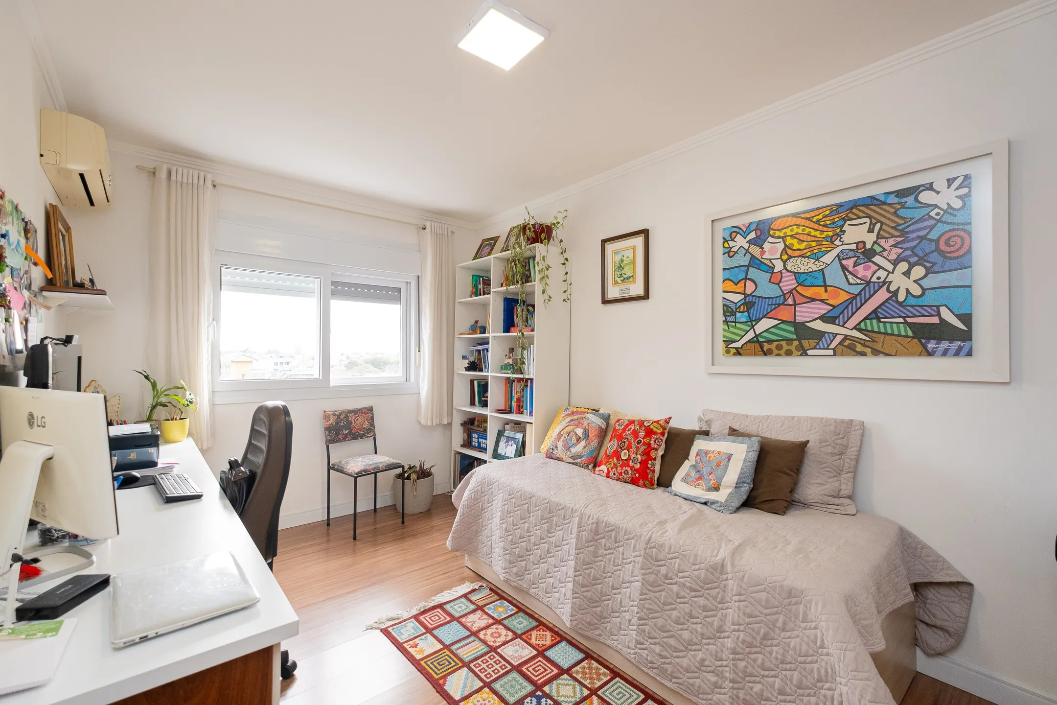 Apartamento de alto padrão à venda na Zona Norte de Pelotas - 141 m², 3 quartos (sendo 1 suíte), móveis planejados e 2 vagas cobertas. - 13