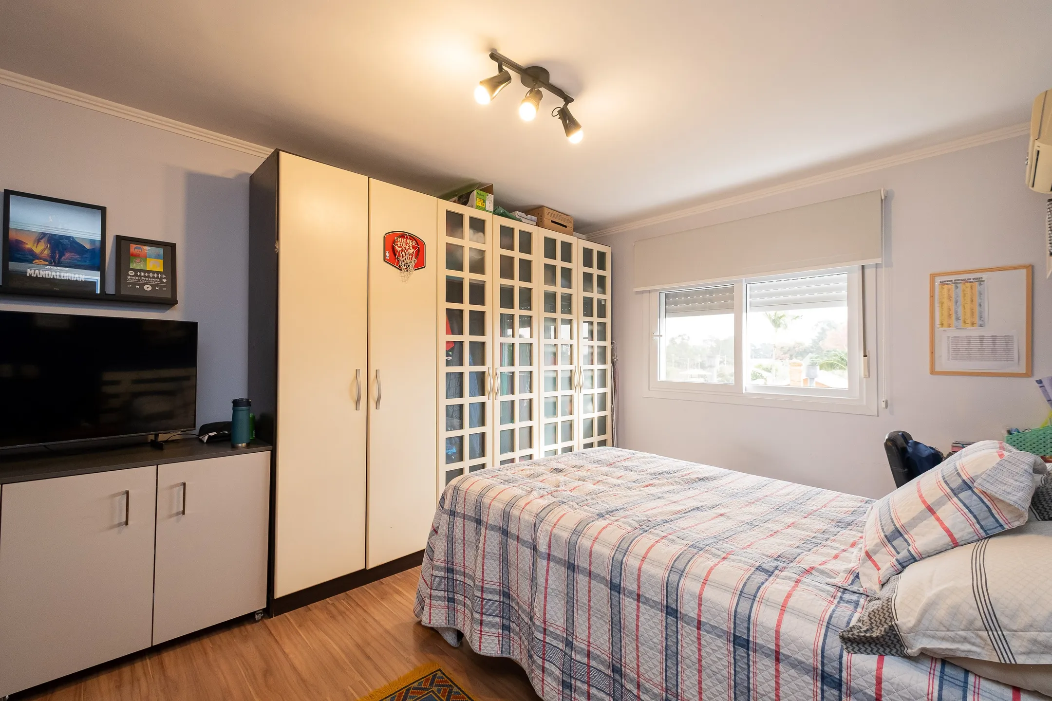 Apartamento de alto padrão à venda na Zona Norte de Pelotas - 141 m², 3 quartos (sendo 1 suíte), móveis planejados e 2 vagas cobertas. - 15