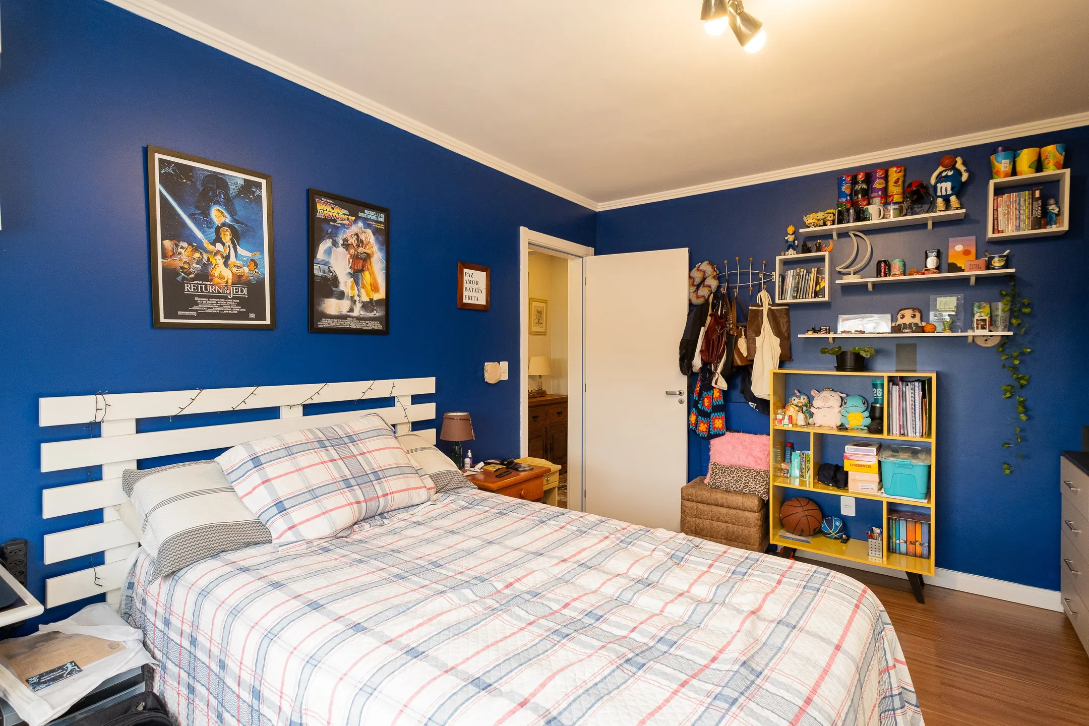 Apartamento de alto padrão à venda na Zona Norte de Pelotas - 141 m², 3 quartos (sendo 1 suíte), móveis planejados e 2 vagas cobertas. - 16