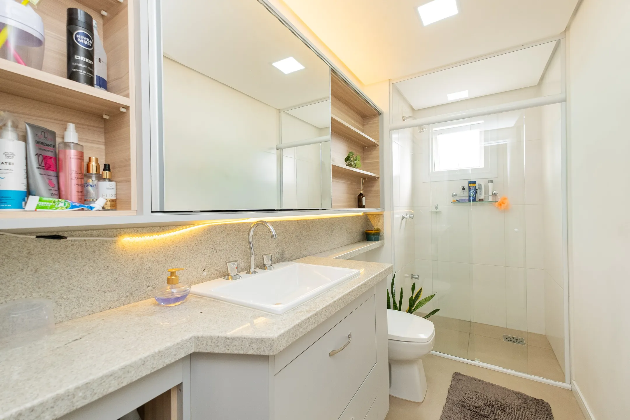 Apartamento de alto padrão à venda na Zona Norte de Pelotas - 141 m², 3 quartos (sendo 1 suíte), móveis planejados e 2 vagas cobertas. - 17