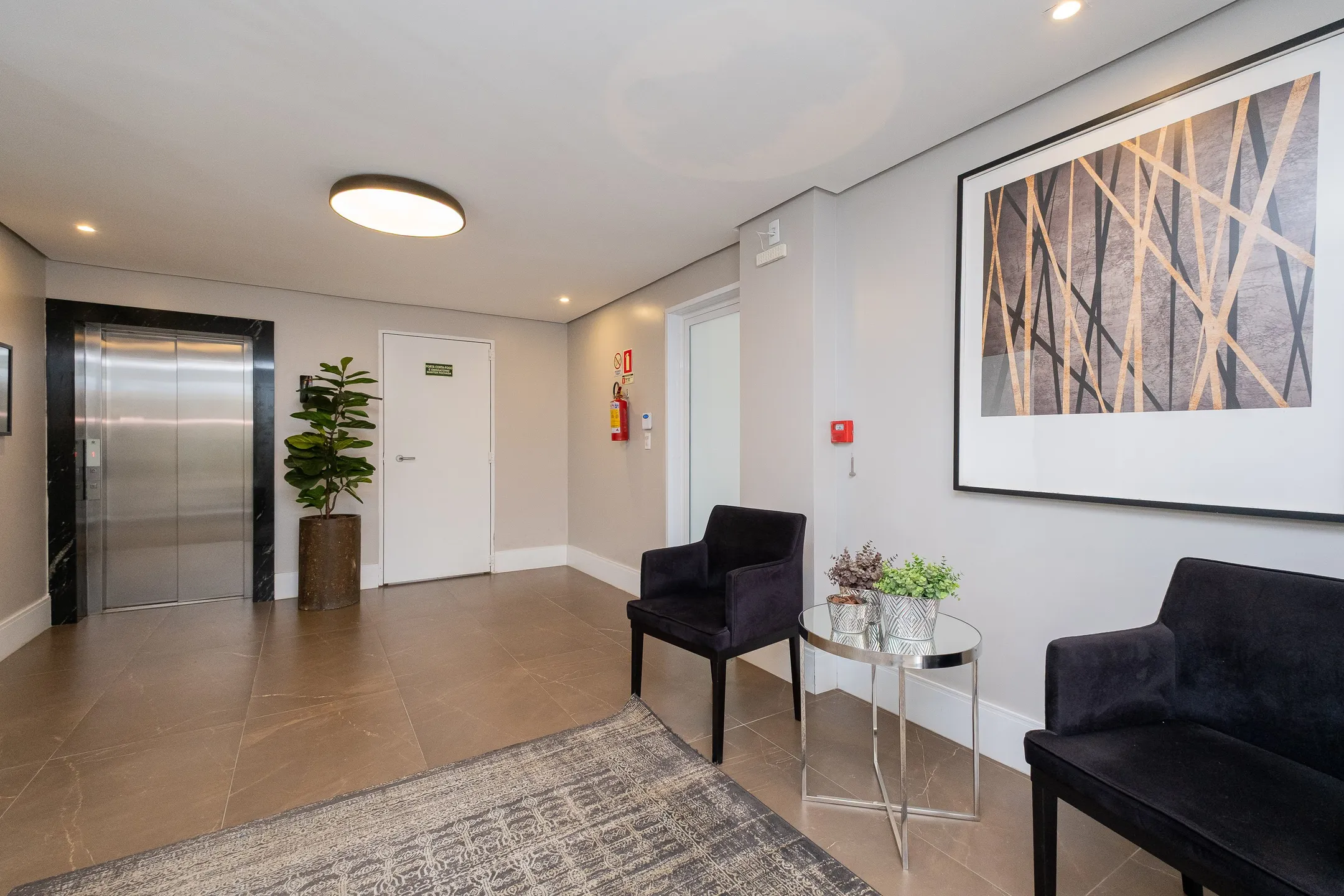 Apartamento de alto padrão à venda na Zona Norte de Pelotas - 141 m², 3 quartos (sendo 1 suíte), móveis planejados e 2 vagas cobertas. - 24