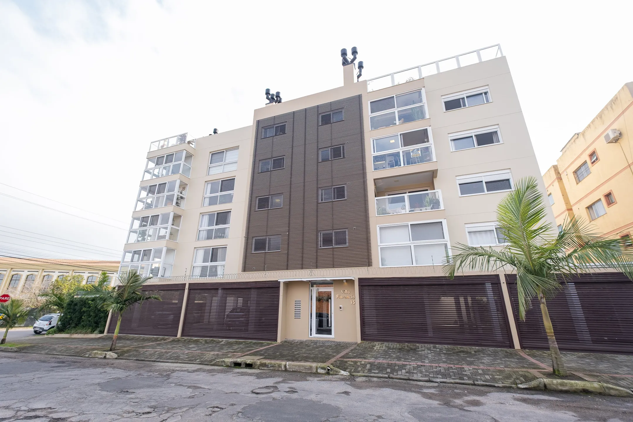 Apartamento de alto padrão à venda na Zona Norte de Pelotas - 141 m², 3 quartos (sendo 1 suíte), móveis planejados e 2 vagas cobertas. - 25