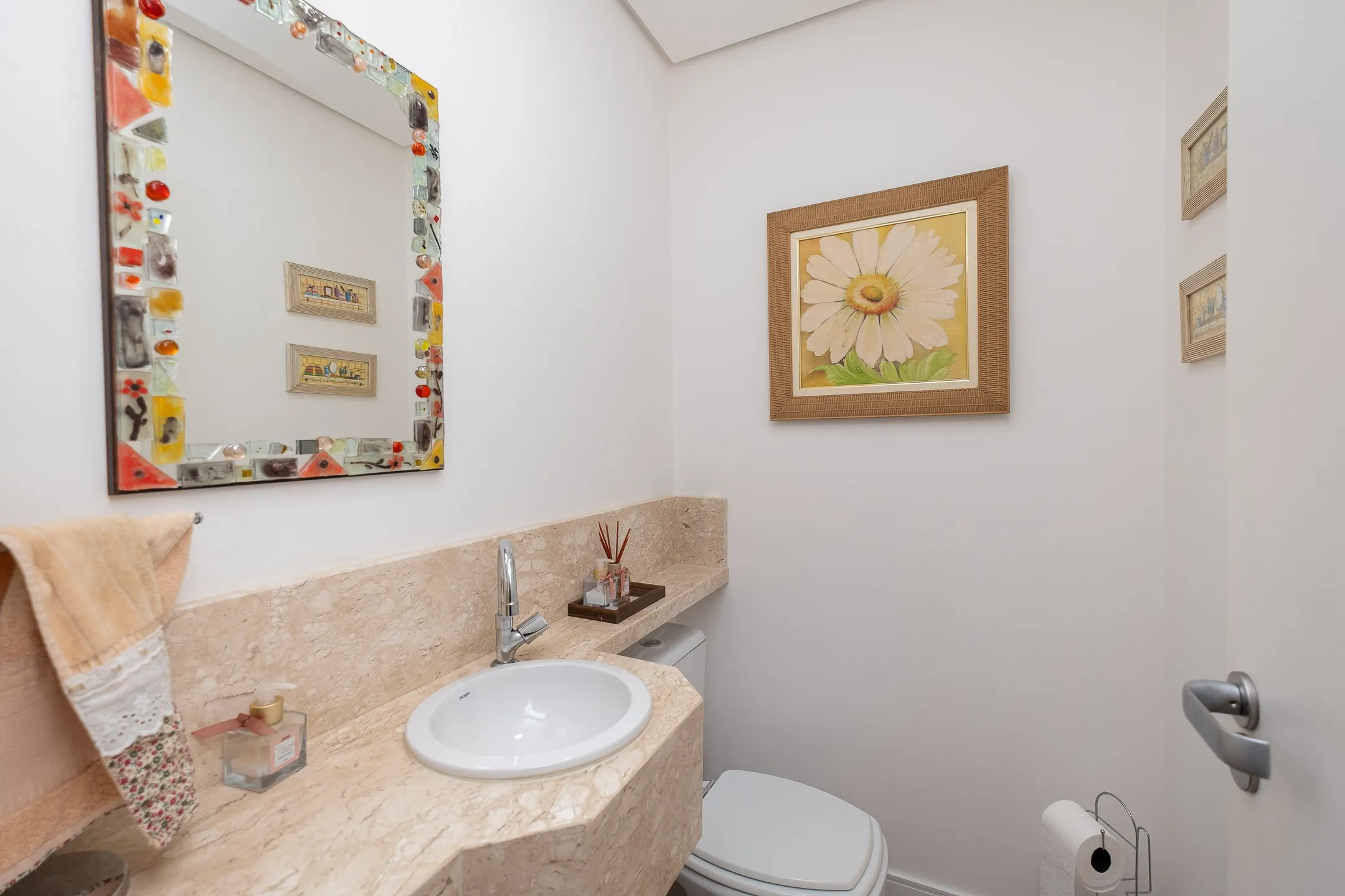 Apartamento de alto padrão à venda na Zona Norte de Pelotas - 141 m², 3 quartos (sendo 1 suíte), móveis planejados e 2 vagas cobertas. - 8