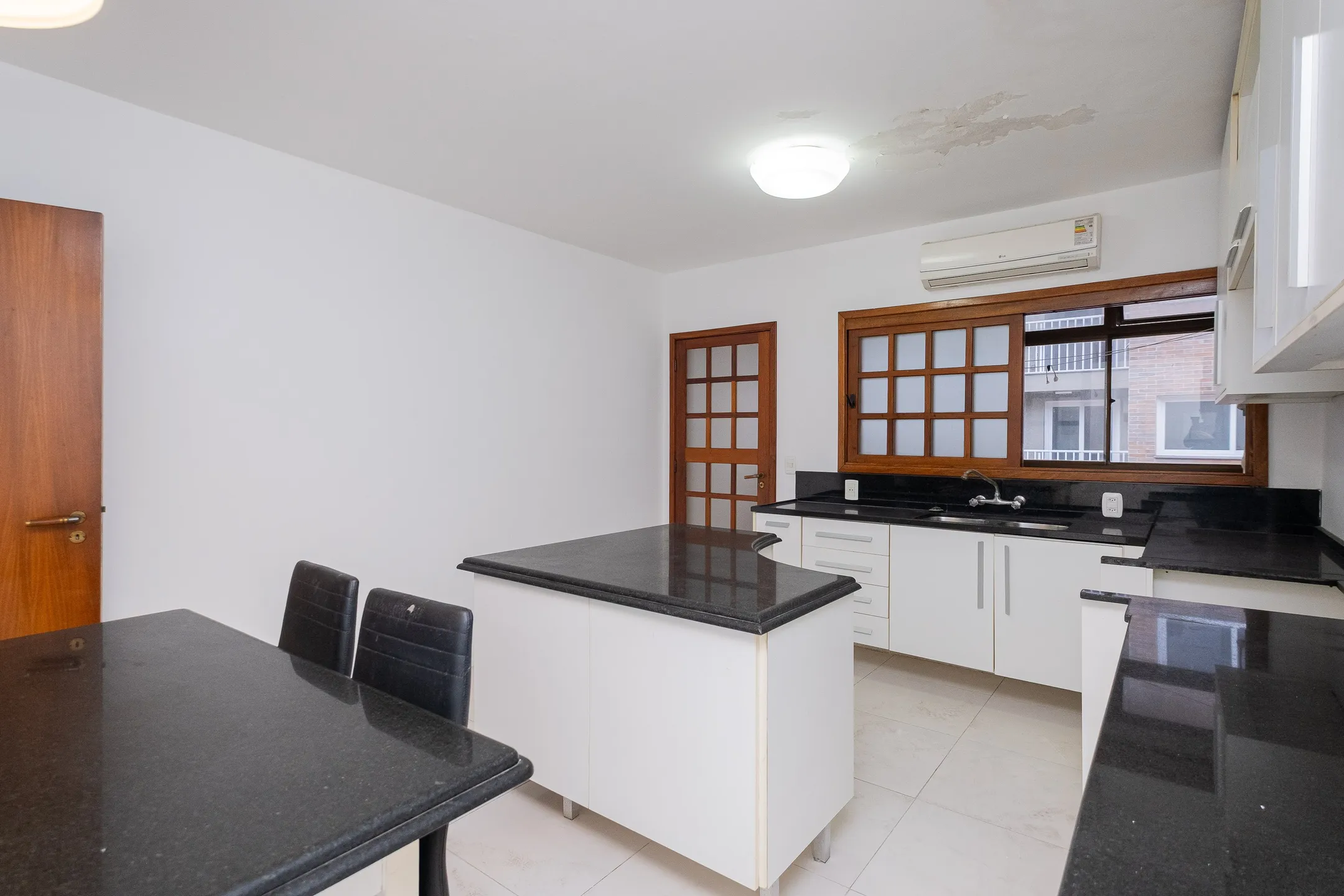 Apartamento à venda no Boulevard Manta, Areal - 127 m², 3 quartos, cozinha com armários sob medida, acabamentos impecáveis e sacada. - 6