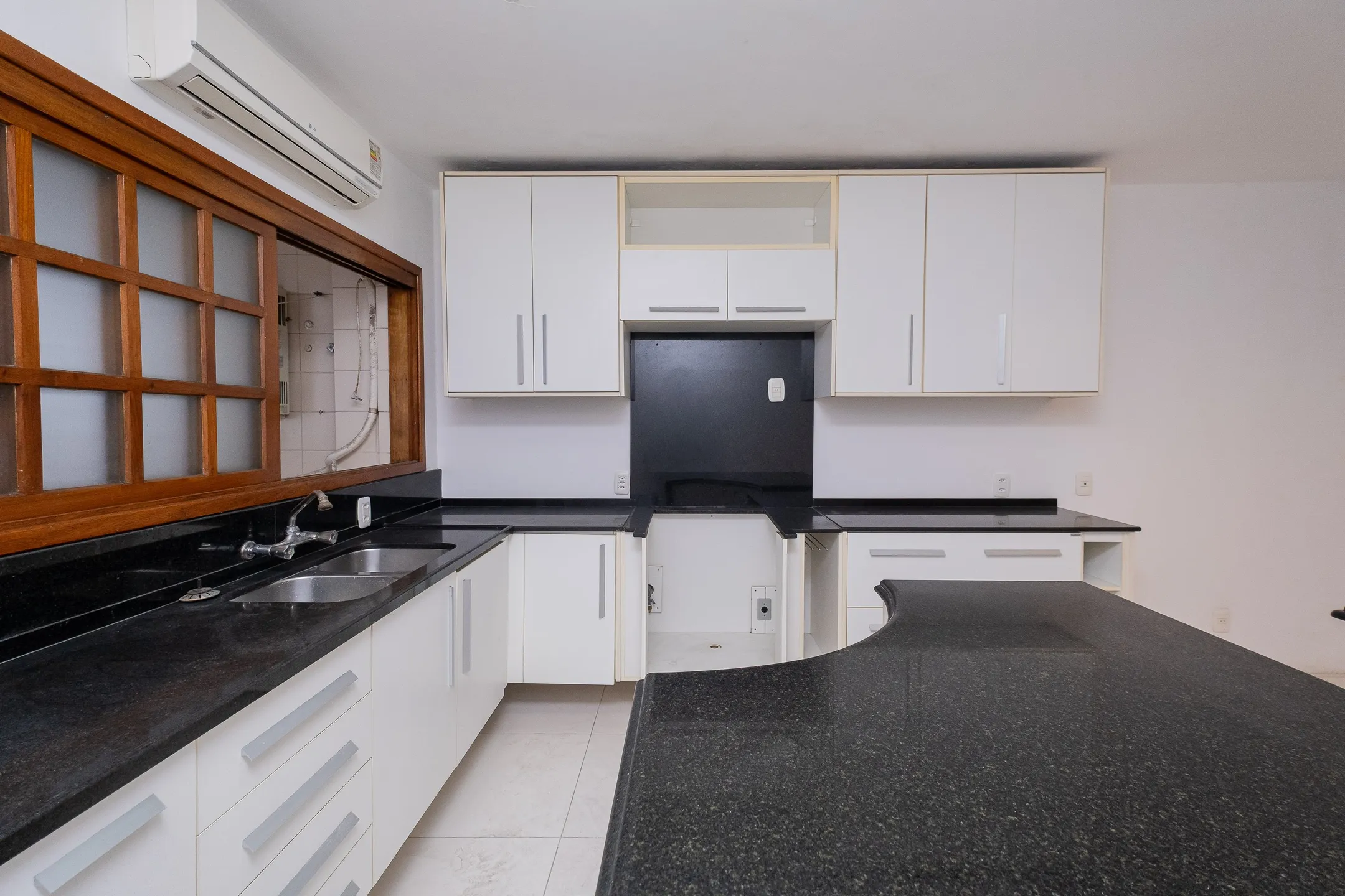Apartamento à venda no Boulevard Manta, Areal - 127 m², 3 quartos, cozinha com armários sob medida, acabamentos impecáveis e sacada. - 7
