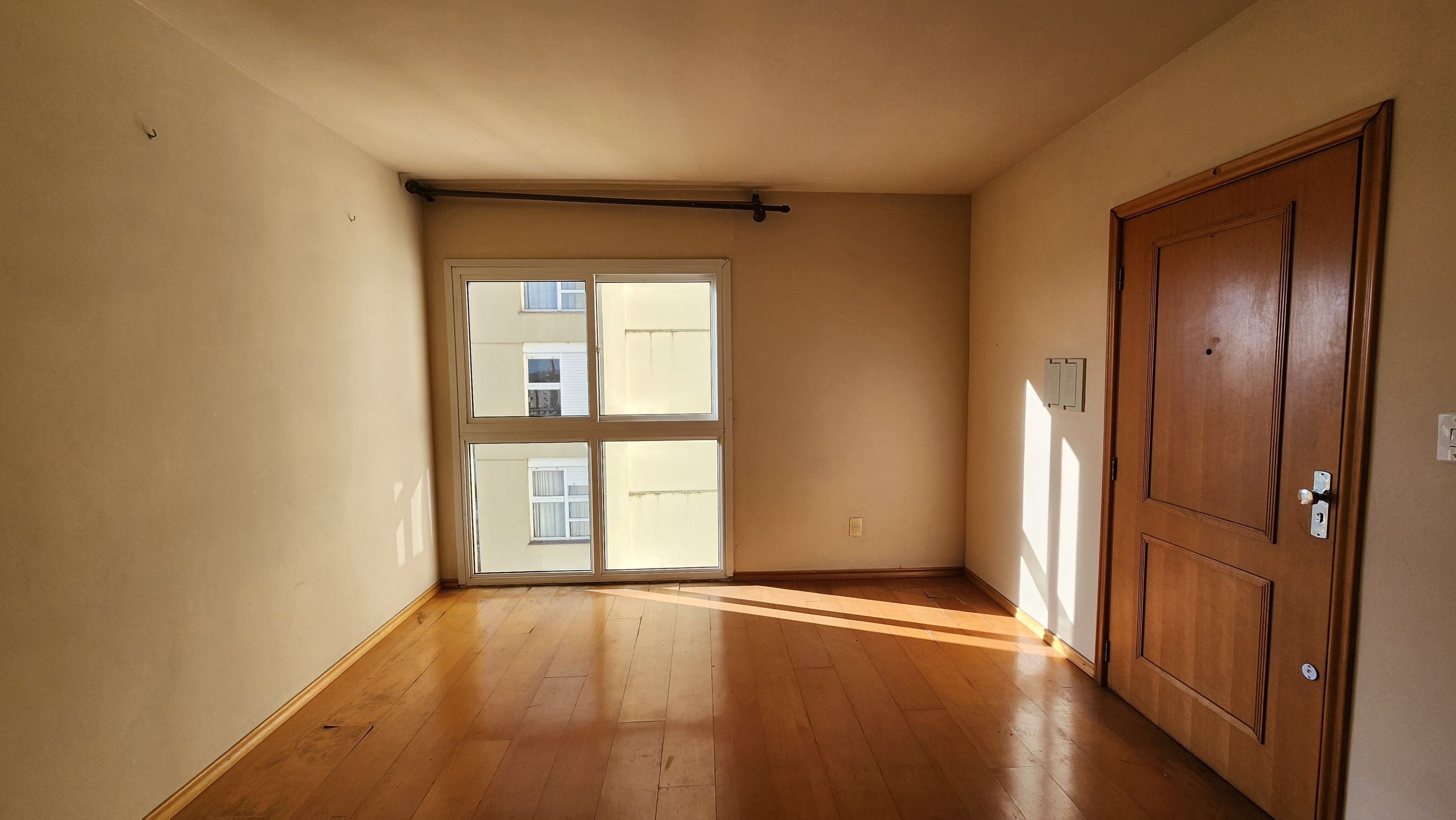 Apartamento à venda no Edifício Definski, centro de Pelotas - 62 m², 1 quarto, cozinha com armários, andar alto com sacada e face leste.