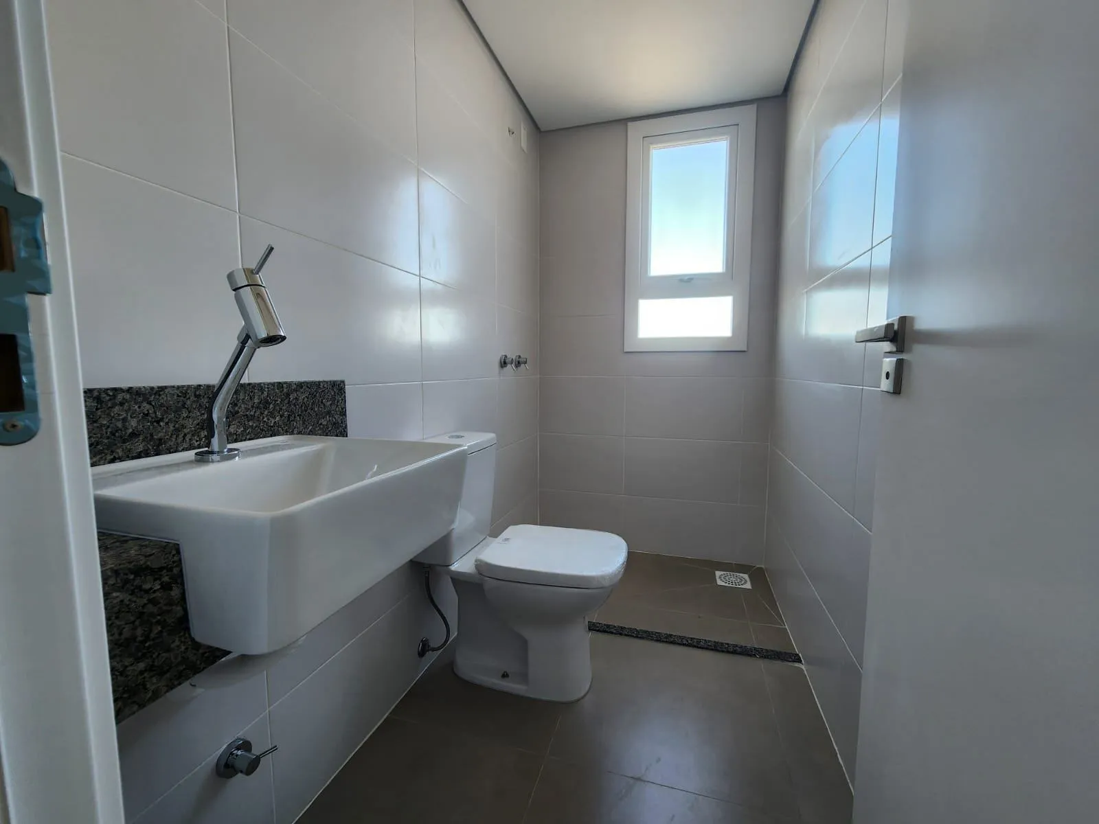 Apartamento à venda no Vitta Gardens Club, São Gonçalo - 70 m², 3 quartos (sendo 1 suíte), ampla sacada com churrasqueira e vaga coberta. - 12