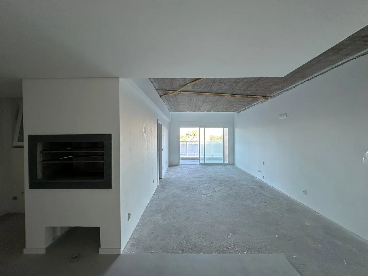 Apartamento à venda no Luís de Camões, Zona Norte de Pelotas - 97 m², 2 quartos (sendo 1 suíte), churrasqueira e sacada com face leste.