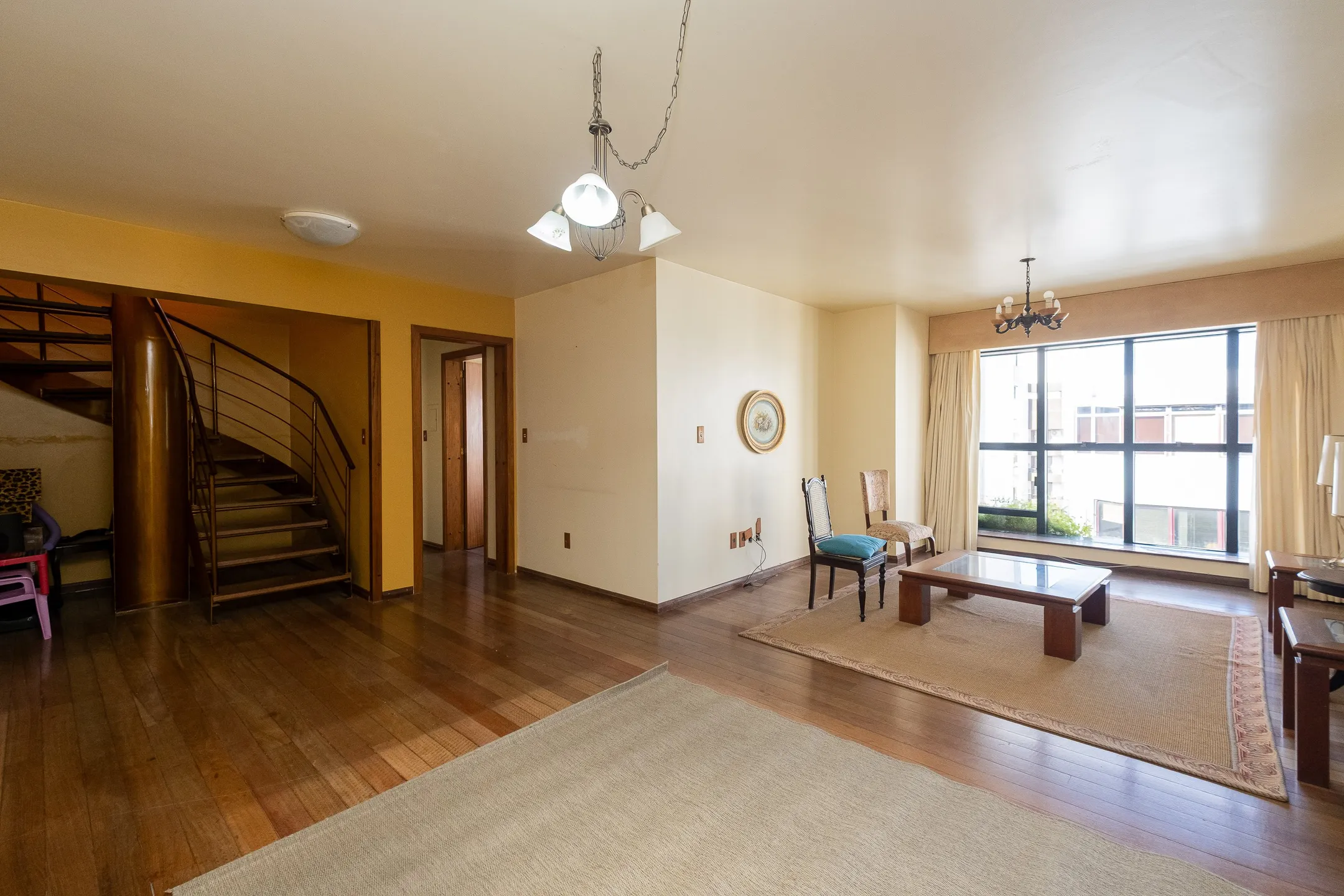 Apartamento duplex à venda no Edifício Alphaville, Centro - 300 m², 4 quartos (sendo 1 suíte), amplo terraço com face norte e vaga coberta.
