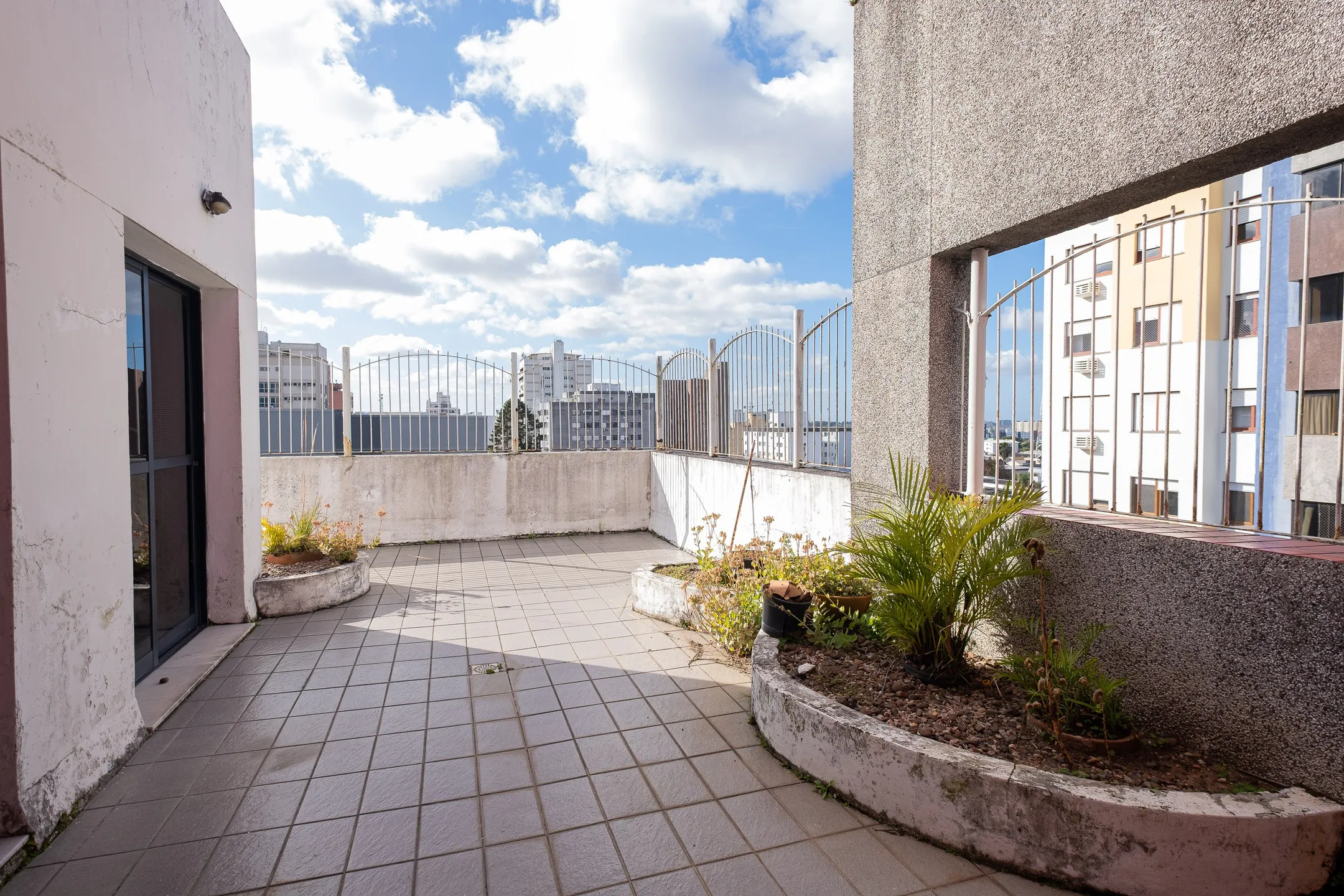 Apartamento duplex à venda no Edifício Alphaville, Centro - 300 m², 4 quartos (sendo 1 suíte), amplo terraço com face norte e vaga coberta. - 26
