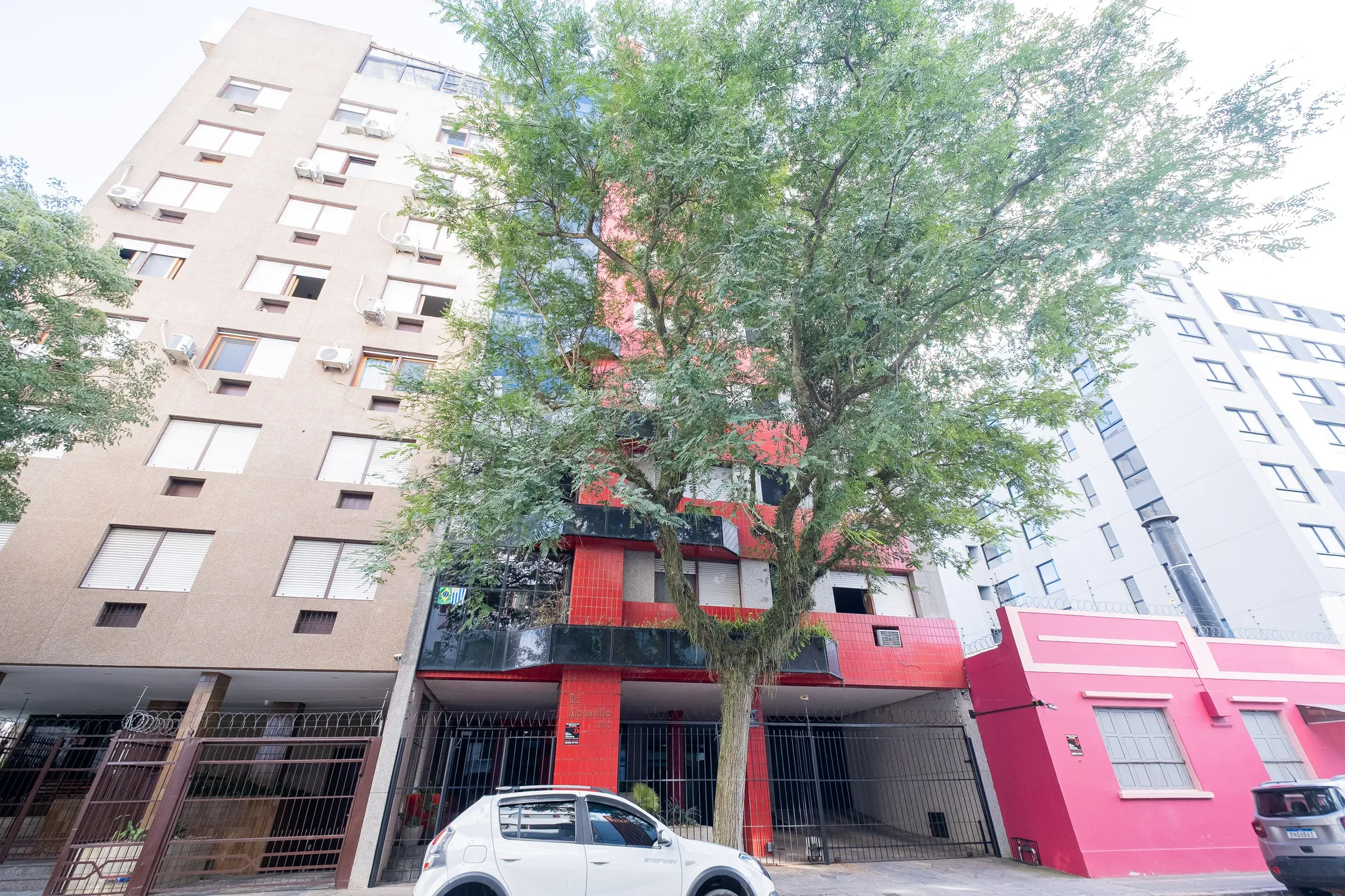 Apartamento duplex à venda no Edifício Alphaville, Centro - 300 m², 4 quartos (sendo 1 suíte), amplo terraço com face norte e vaga coberta. - 28