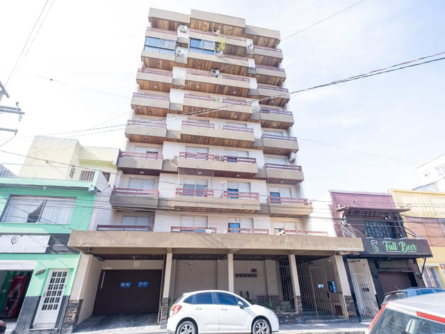 Apartamento com 71m² 2 quartos e 1 banheiro, à venda ou para alugar, no bairro Centro em Pelotas