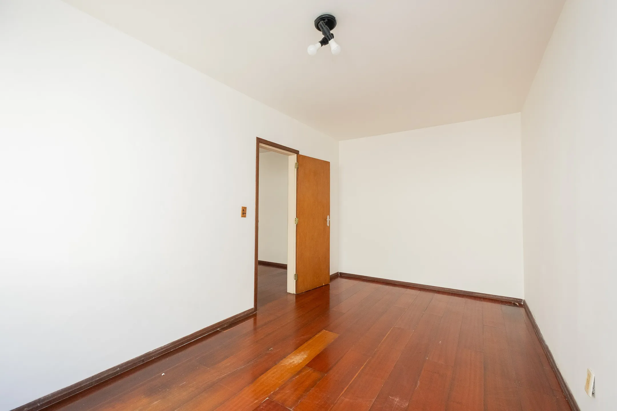 Apartamento de 1 Dormitório com Lareira e Garagem na Rua Professor Araújo, no Centro, Conforto e Praticidade em Localização Privilegiada - 10