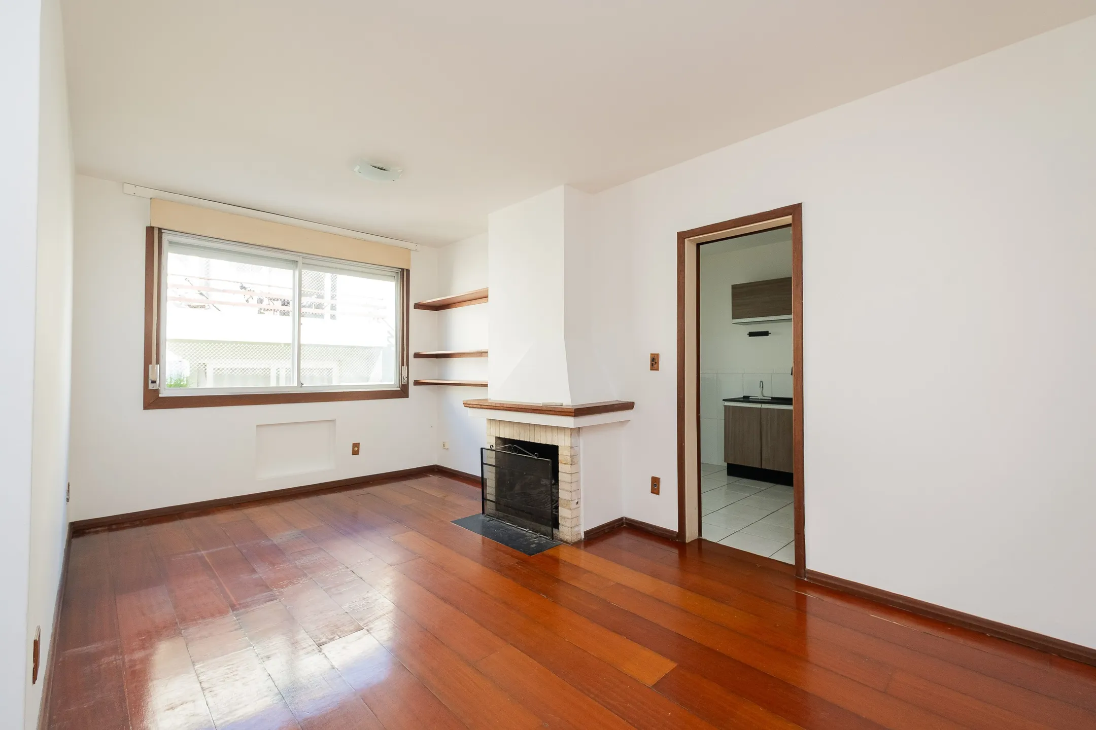 Apartamento de 1 Dormitório com Lareira e Garagem na Rua Professor Araújo, no Centro, Conforto e Praticidade em Localização Privilegiada