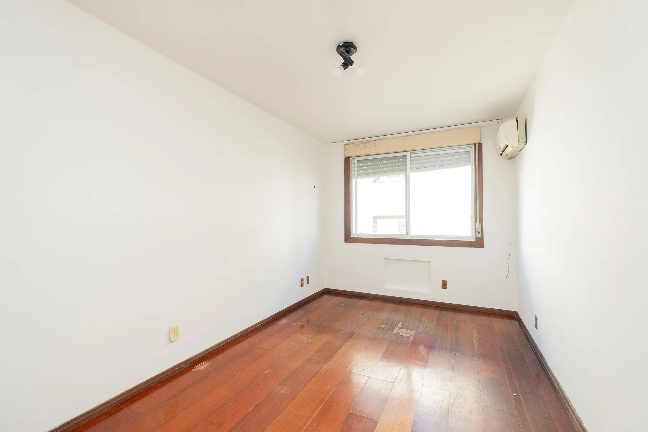 Apartamento de 1 Dormitório com Lareira e Garagem na Rua Professor Araújo, no Centro, Conforto e Praticidade em Localização Privilegiada - 9