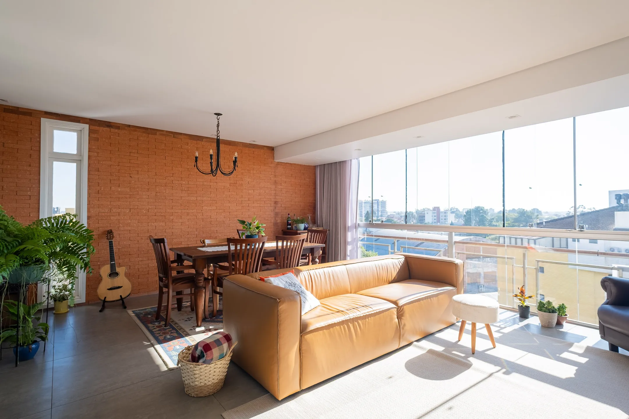Apartamento à venda na Zona Norte de Pelotas - 150m², 3 quartos (sendo 1 suíte), terraço exclusivo, vaga coberta e apenas meia quadra da Av. Dom Joaquim.