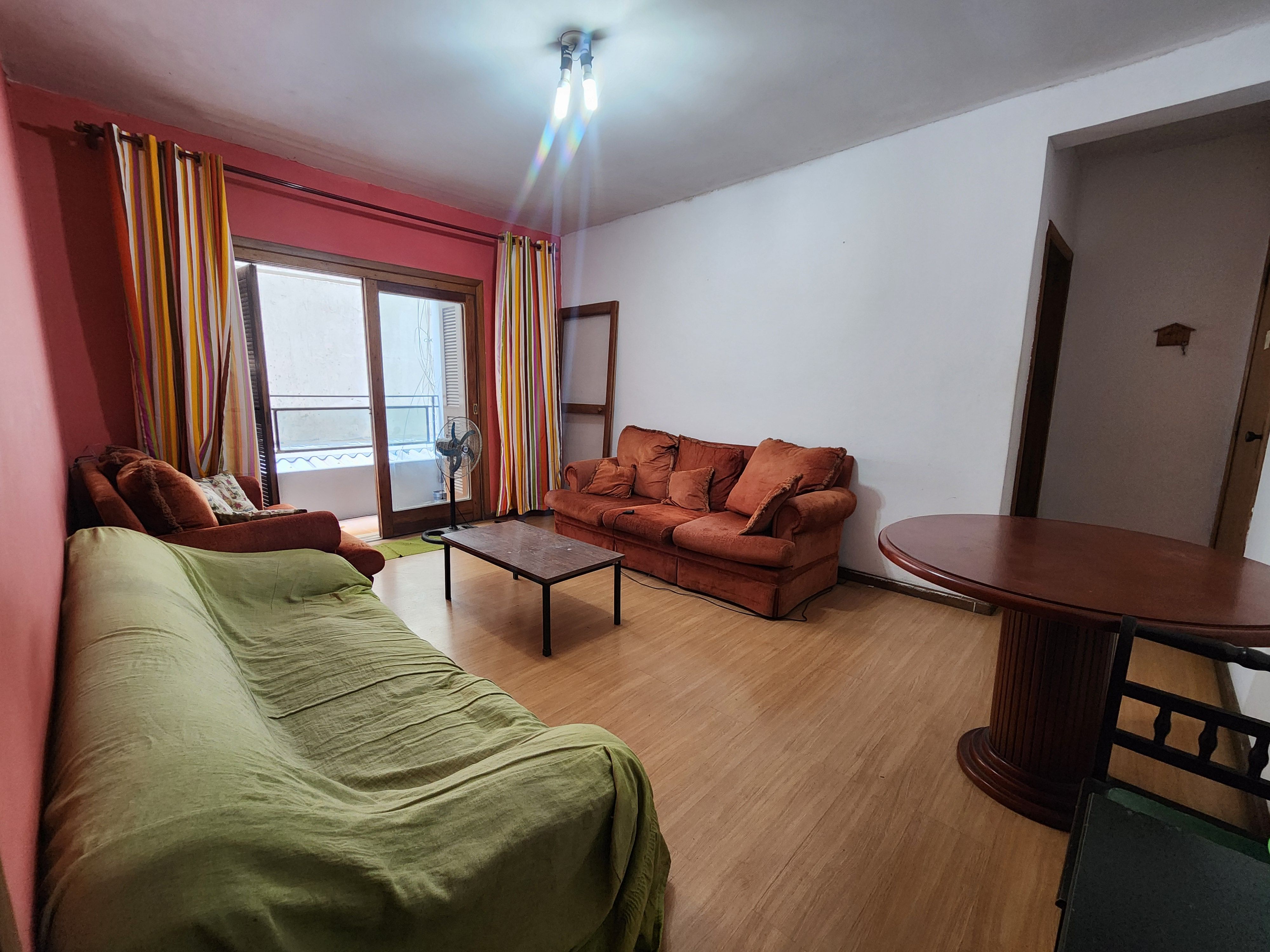 Apartamento à venda na Santa Tecla, centro de Pelotas - 114 m², 2 quartos, 3 sacadas, face norte e prédio com elevador.