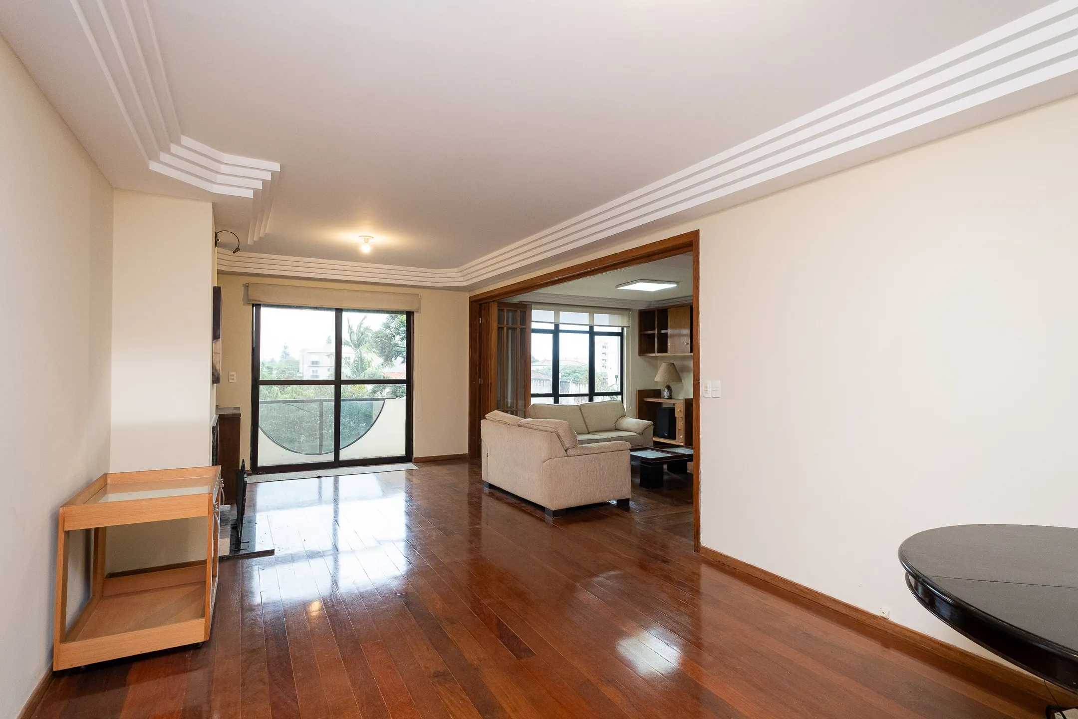 Apartamento à venda no Edifício Califórnia, Centro - 213 m², 4 quartos (sendo 1 suíte com closet), lareira, churrasqueira e 2 vagas cobertas.
