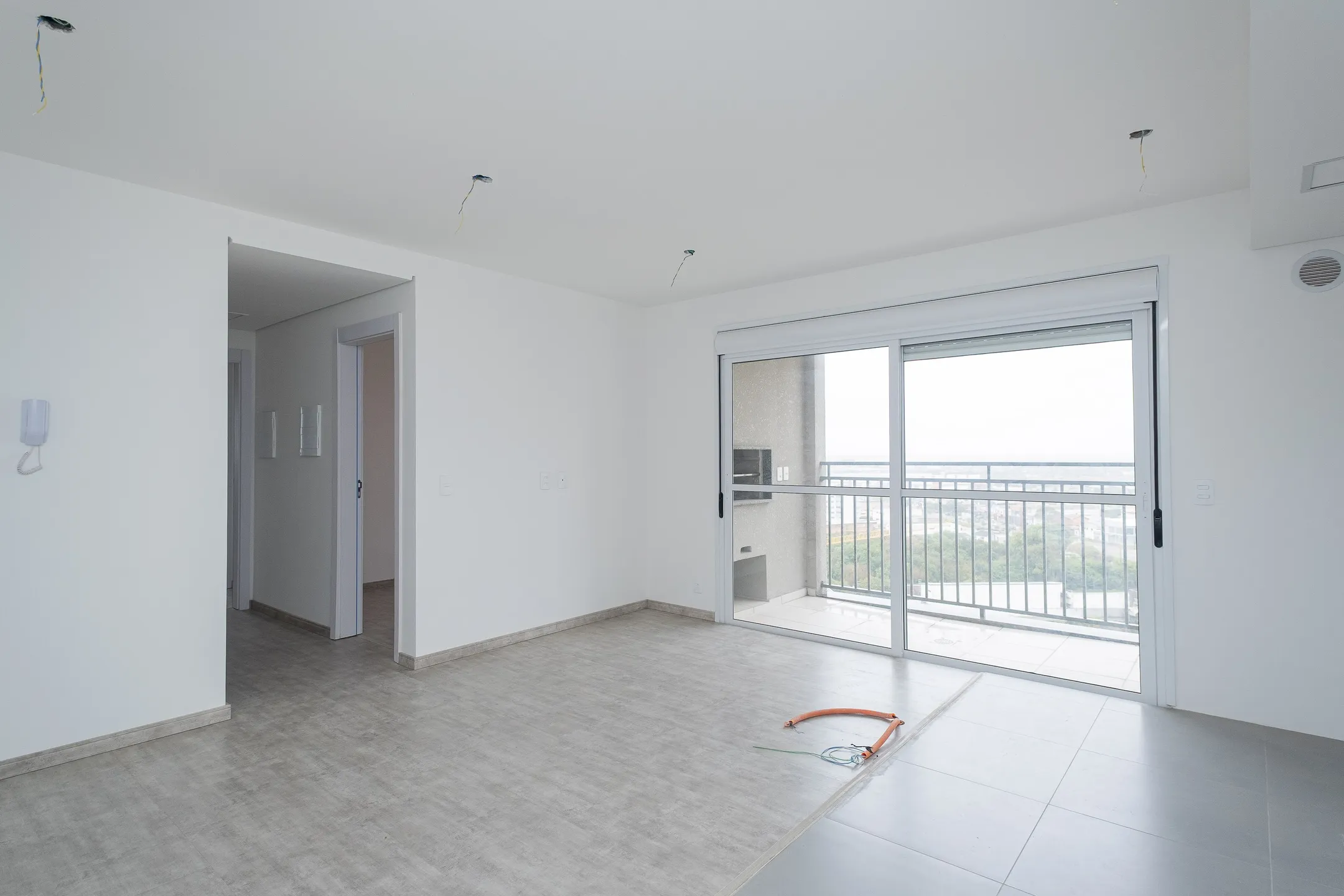 Apartamento à venda no Smart Urban Club, Areal - 74 m², 3 quartos (sendo 1 suíte), sacada com churrasqueira e andar alto com face norte.