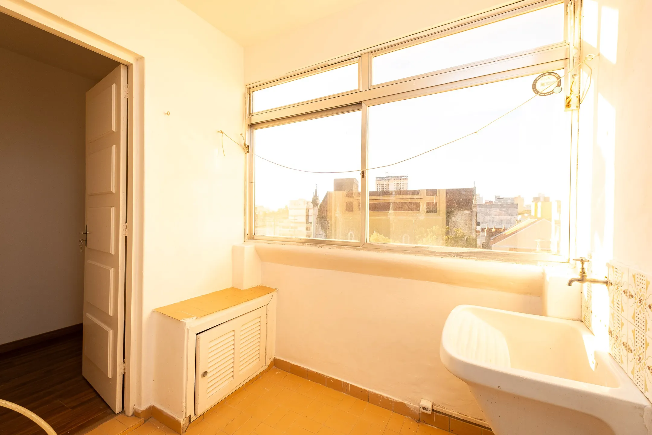 Apartamento para locação no Edifício Itapuã com 2 quartos, dependência completa, ambientes amplos e excelente localização. - 10